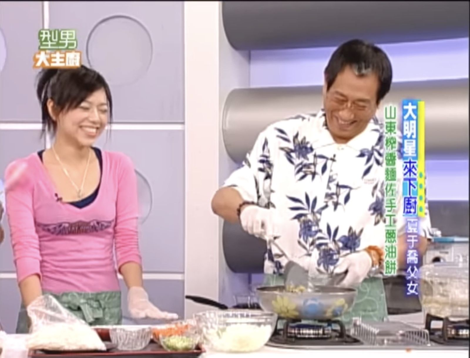 夏于喬（左）曾虧爸爸夏世紘很想紅。翻攝《型男大主持》YouTube