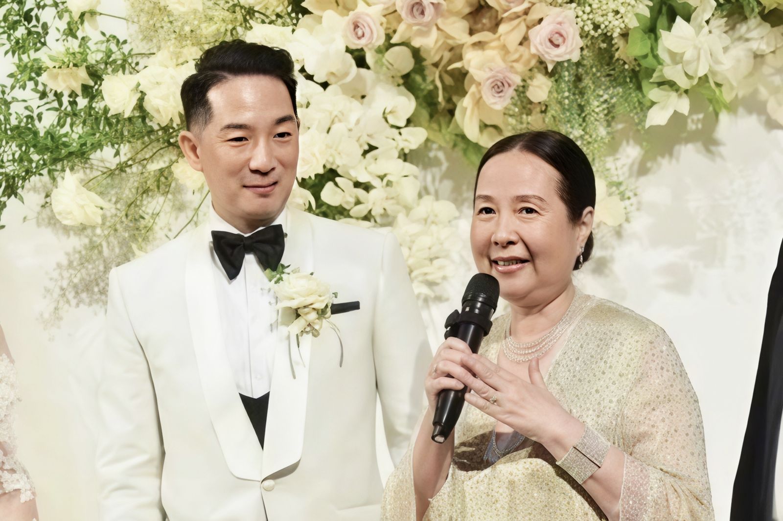 徐莉玲(右)出席徐子翔婚禮時相當開心。翻攝徐莉玲臉書