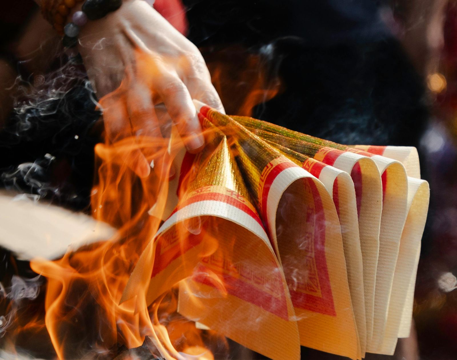 怕以後沒人燒錢!梁文傑祭祖「順手燒錢給自己」 網笑翻:冥國理財專員上門