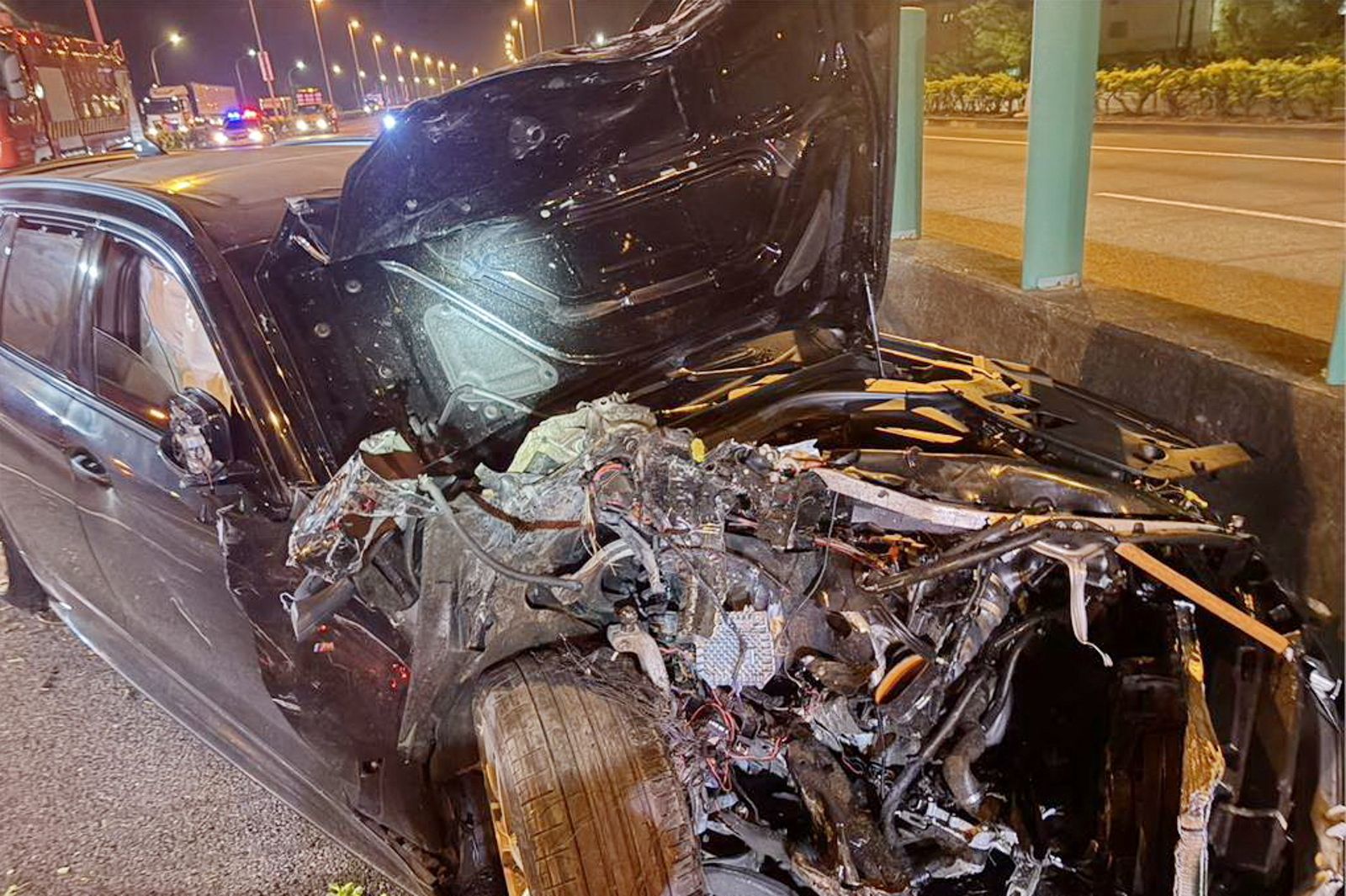 BMW轎車肇事逃逸,失控撞擊中央分隔島才停下,但警消到場,駕駛已棄車逃逸無蹤。民眾提供