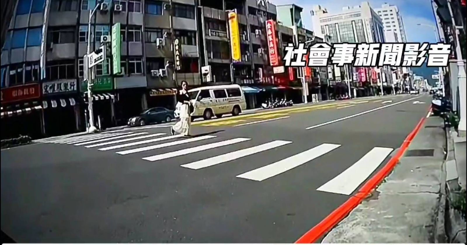 有片／阿姨有事嗎？露肩女高雄斑馬線當伸展台比V擺拍　右轉騎士禮讓全都錄