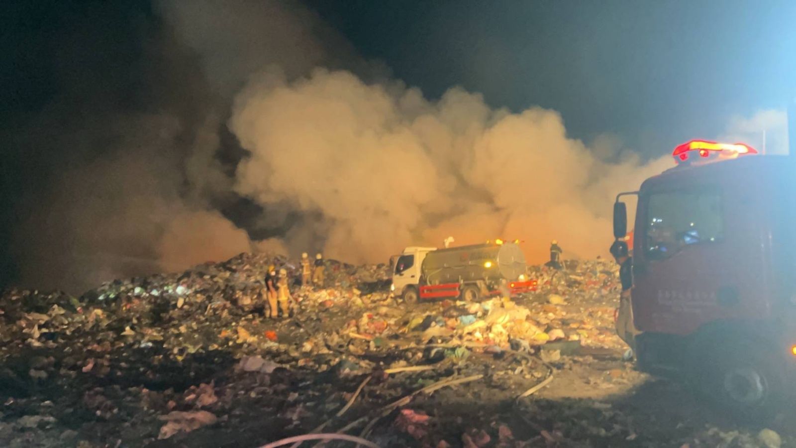 有片／惡火濃煙竄天際！台南城西掩埋場今午突起火　地形特殊3怪手馳援開路　奮戰5小時撲滅