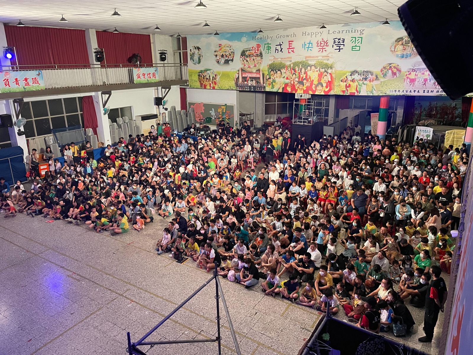 演出吸引滿滿人潮，擠滿學校活動中心。紙風車提供