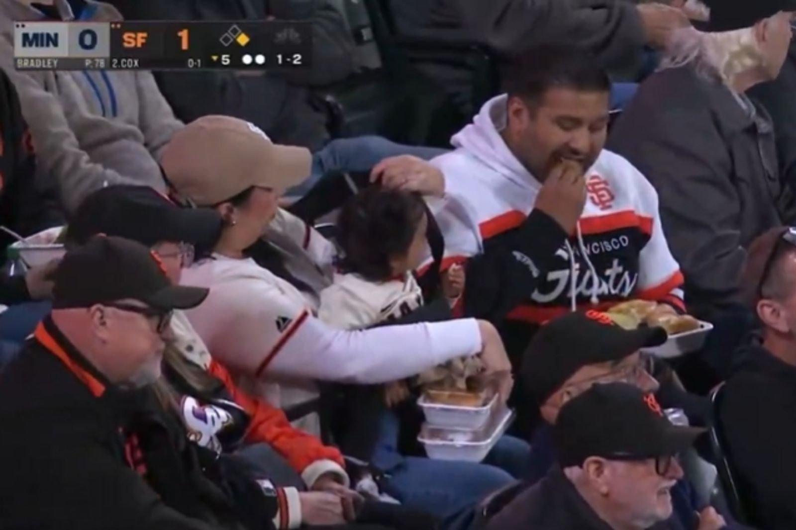 看MLB獨扛食物抱娃獲封最佳媽媽!尪「低頭狂吃划手機」遭罵廢物逼去死 背後竟藏大洋蔥