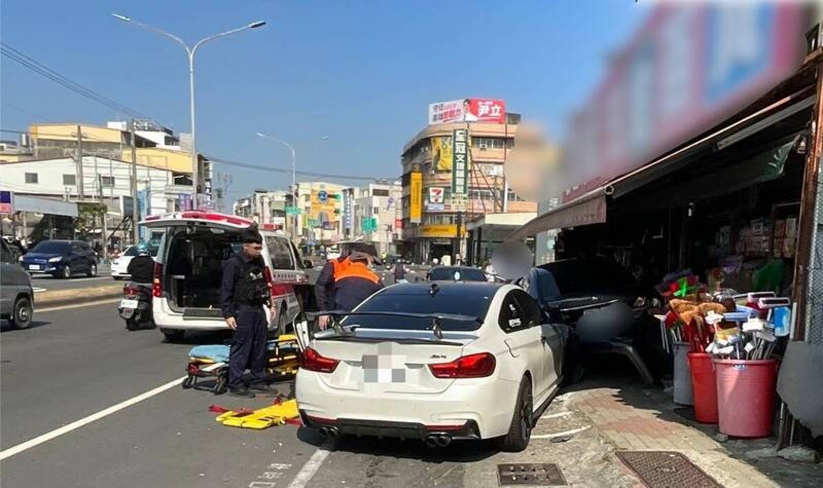 高雄23歲男宿醉開百萬名車　楠梓「連刷」11車衝進五金行