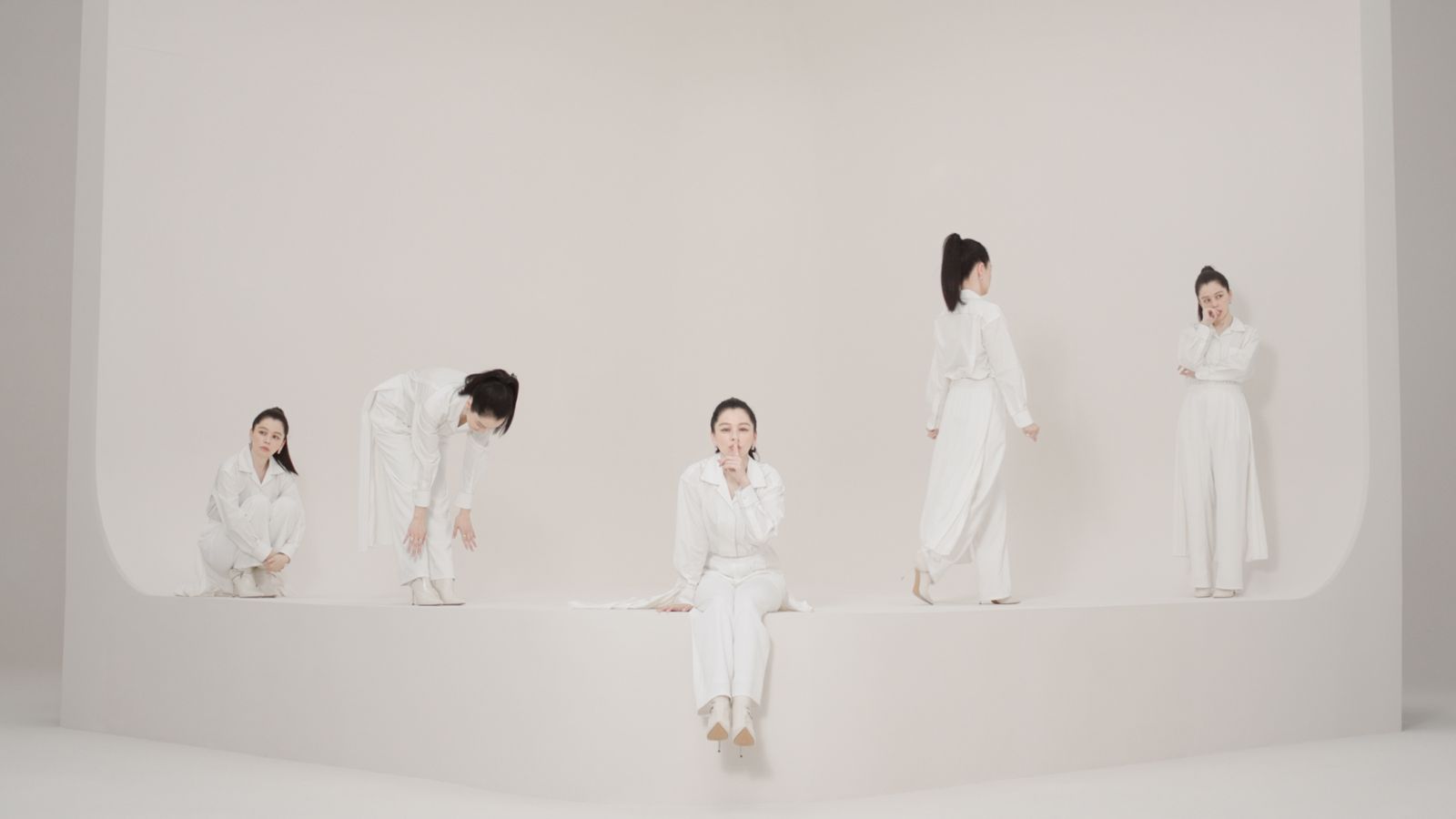 徐若瑄在新歌MV中一人分飾5角。索尼音樂提供