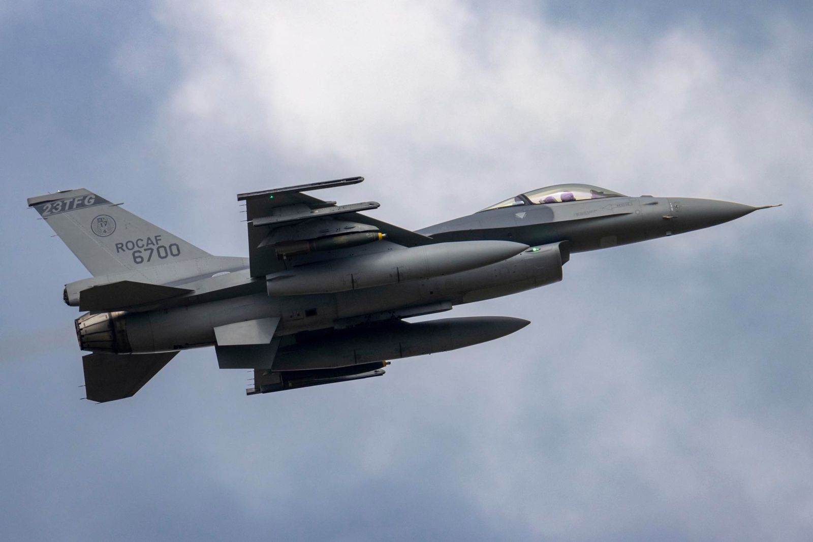 F-16夜航失事沒裝「自動防撞系統」？　任務電腦遭爆日前才故障報修