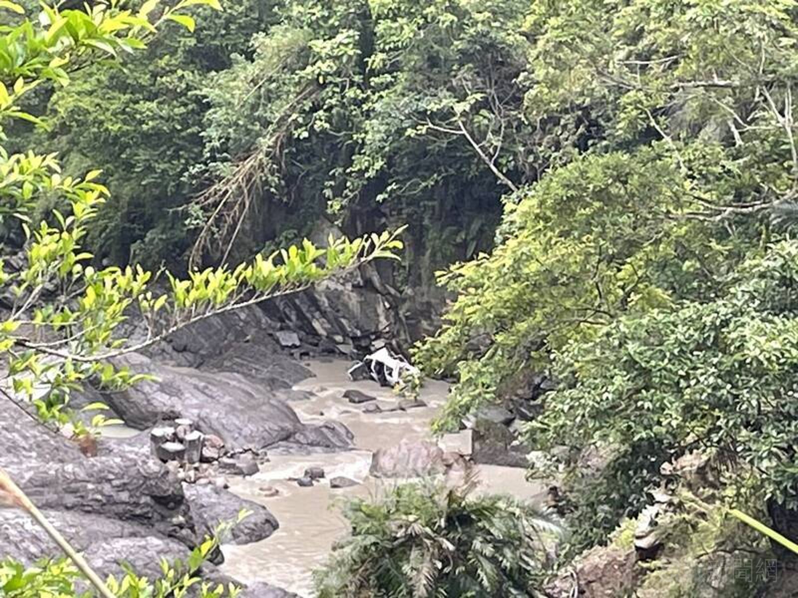 廂型車翻落邊坡墜溪谷　阿里山公路傳死亡意外