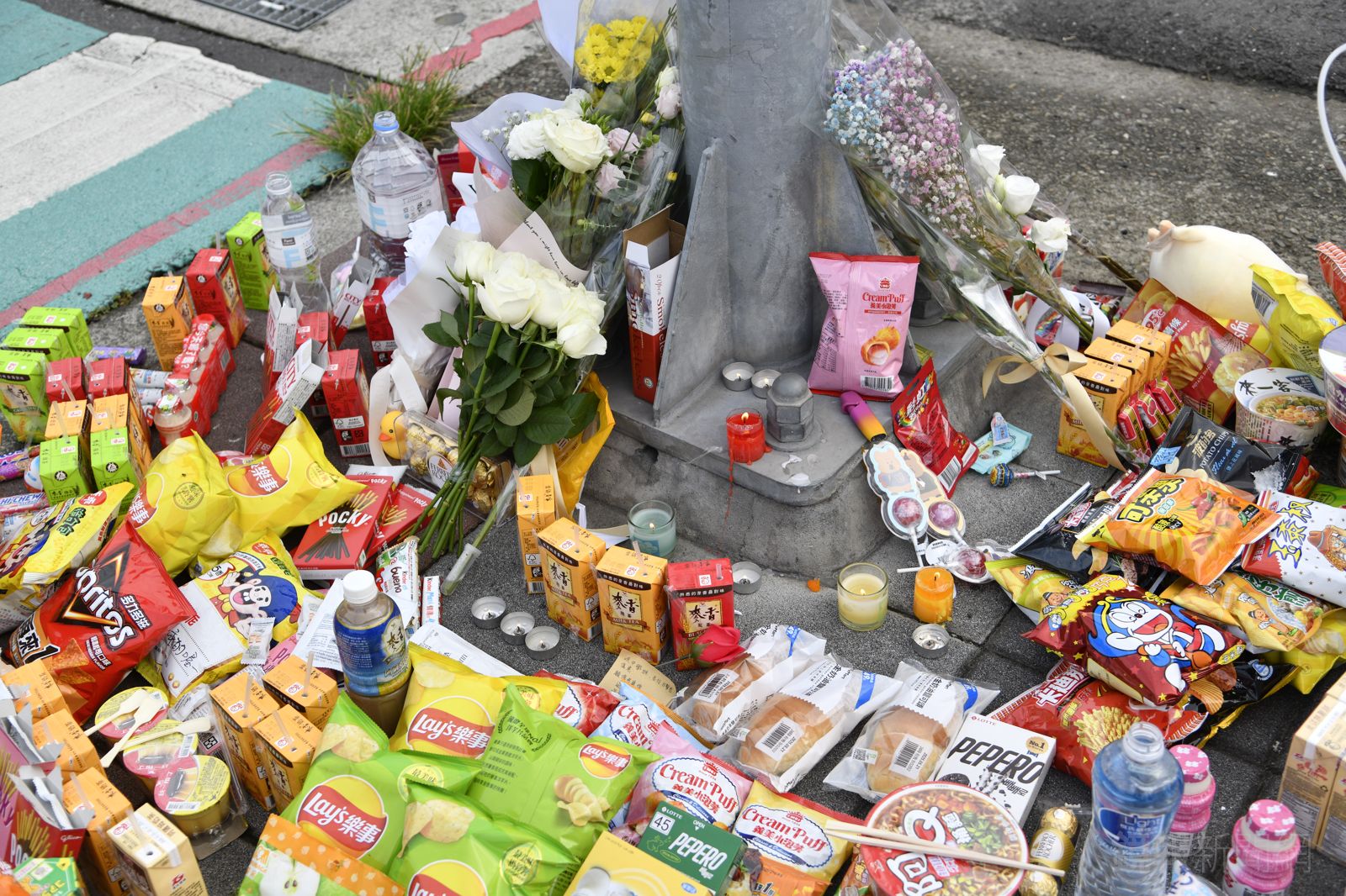 民眾前往事發現場送學生愛吃的零食。攝影李智為