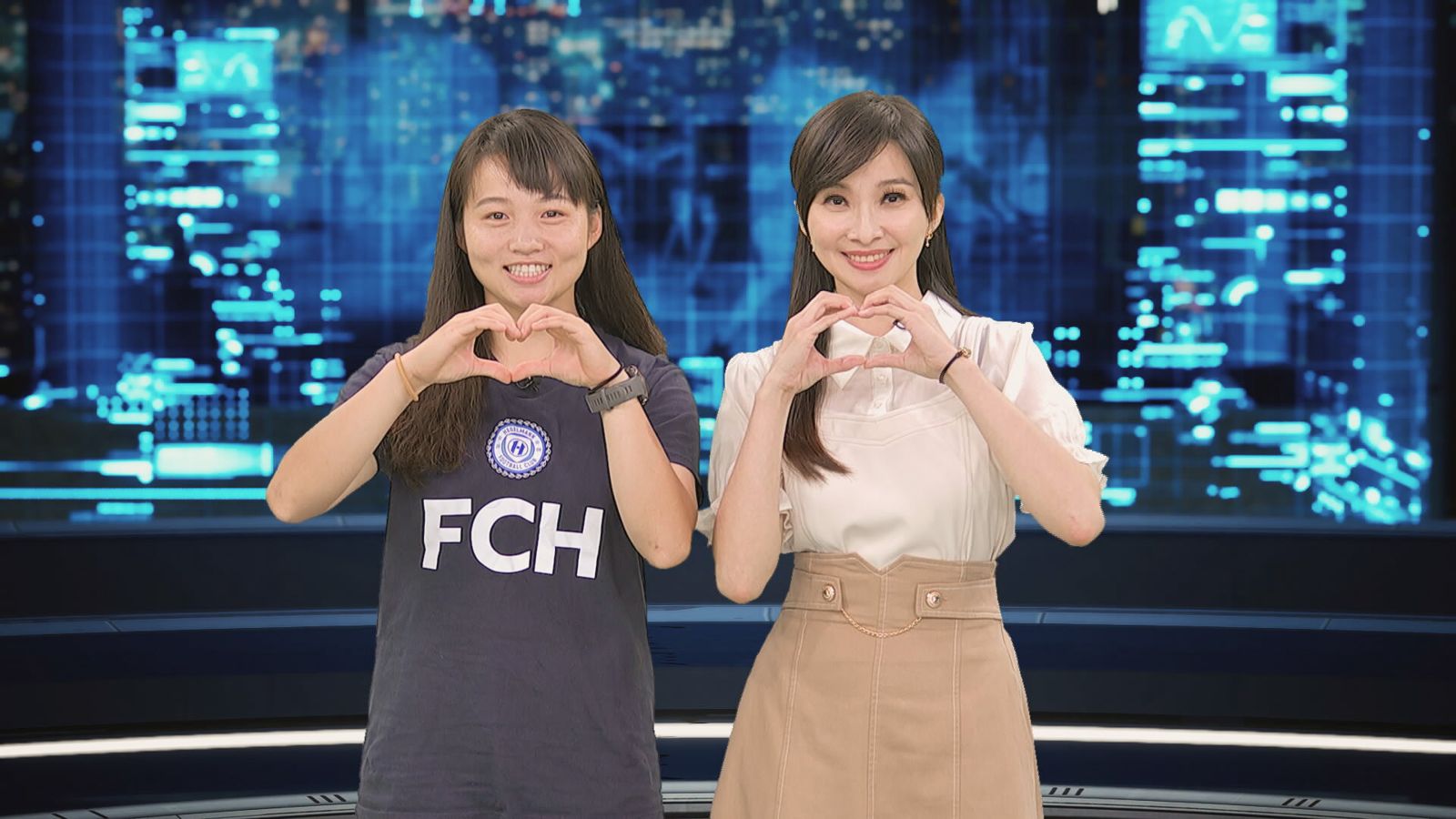 簡奇陞（左）接受鏡新聞《少年新聞週記》主持人周瑜茹專訪。鏡電視提供