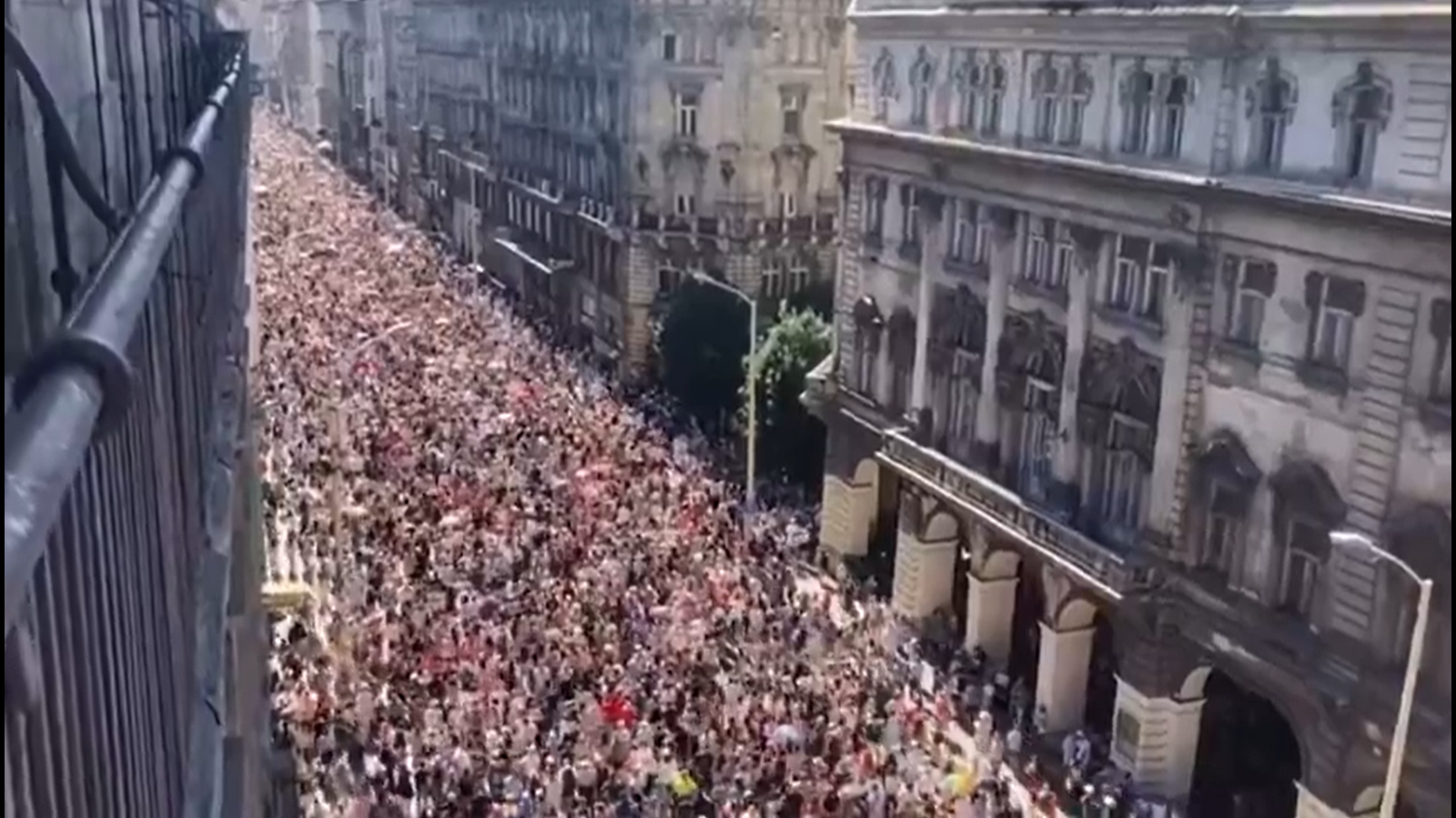 不理政府禁令　匈牙利「驕傲遊行」估20萬人走上街頭