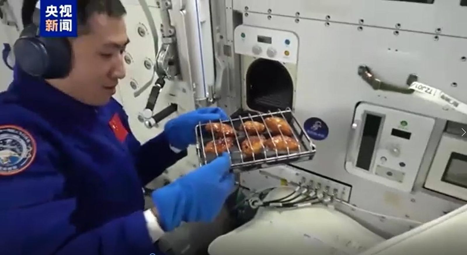 神舟20號才與剛抵達太空的「神舟21號」大會師對接,4日雙方共6名太空人,還在太空站「烤雞」。圖/翻自央視畫面