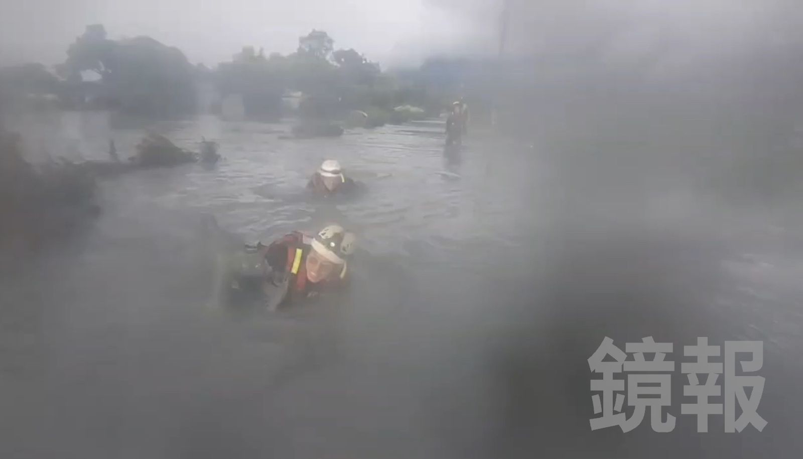 搜救隊員只能靠著橡皮艇及游泳方式度過淹水災區。翻攝畫面
