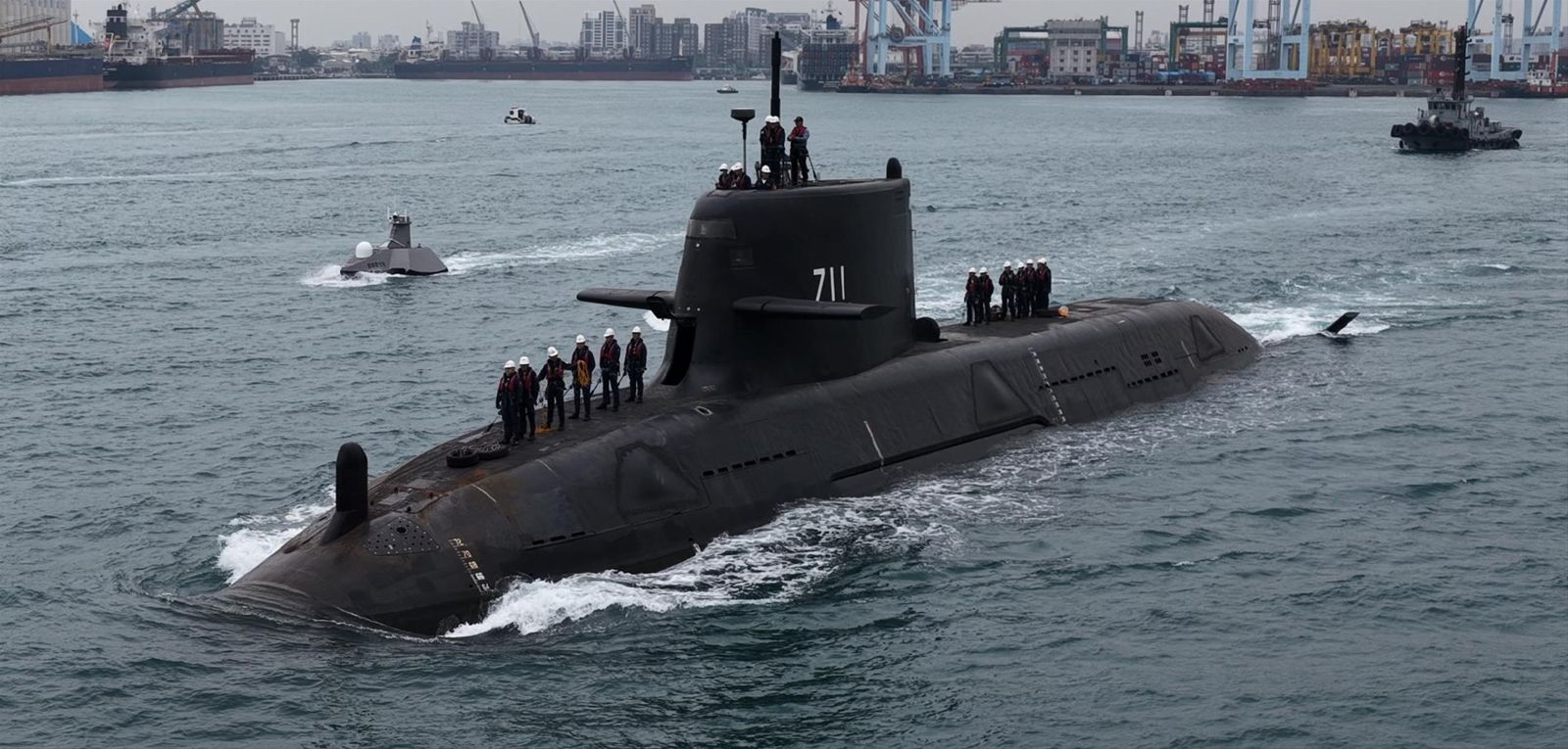 海鯤號今進行浮航測試　國防部：下一階段是潛航測試
