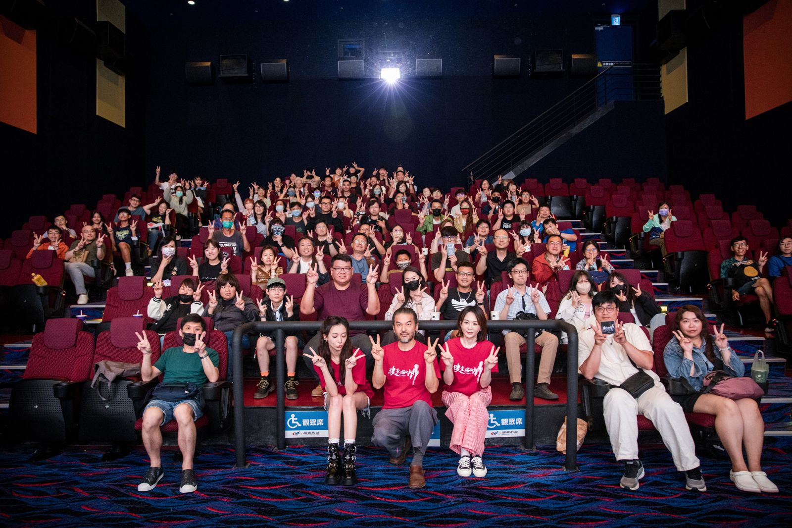 吳卓源(前排左一起)、導演賴俊羽、潘儀君邀粉絲參與電影《搜查瑠公圳》母親節前的特映會。伯樂影業提供