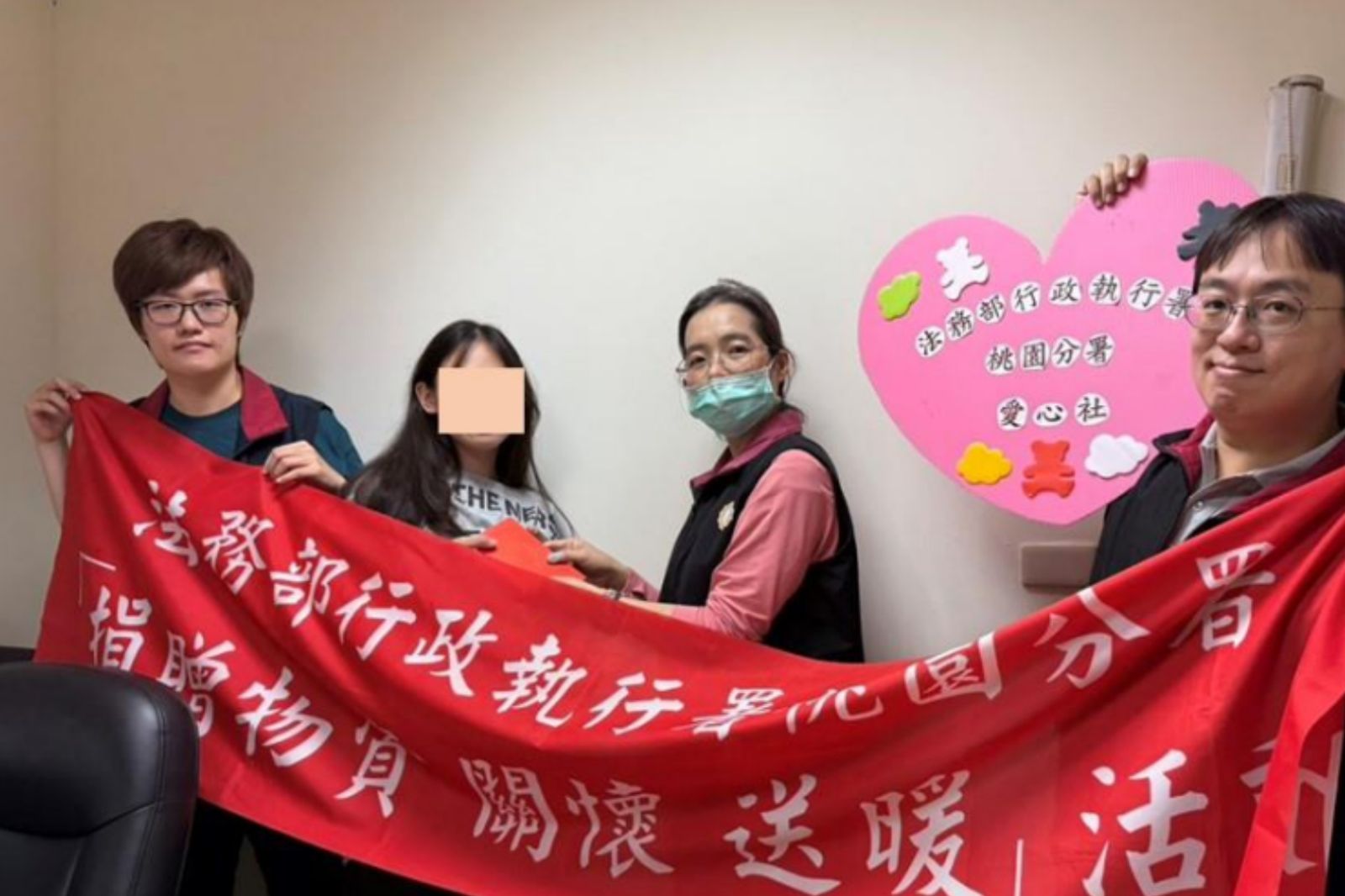 親媽捲款落跑！還設計17歲女兒「扛稅468萬」　她半工半讀超可憐