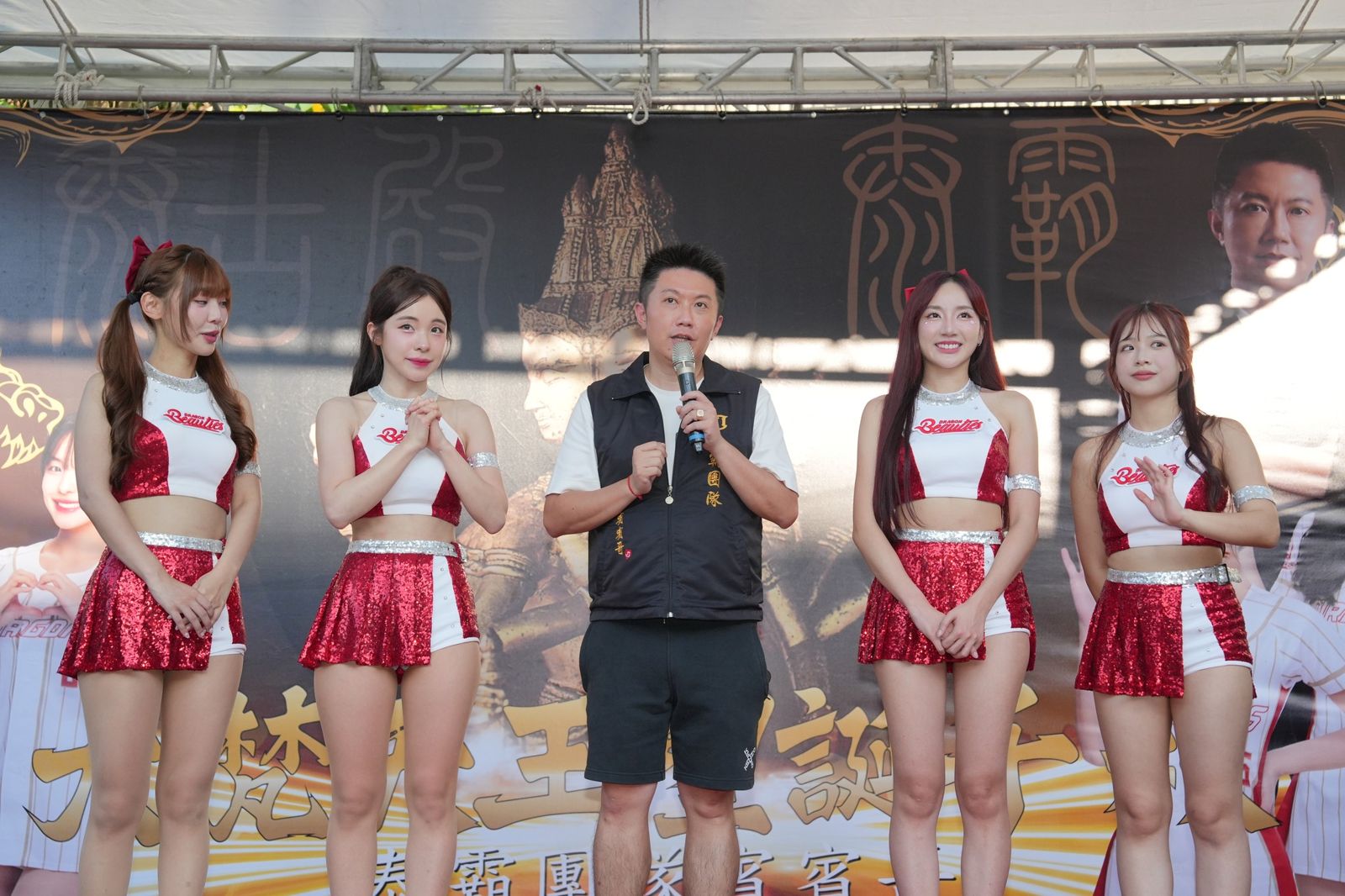 賓賓哥（中）日前「四面佛聖誕祝壽」活動如期舉辦，並邀請李多慧（左2）等多位高人氣啦啦隊女神。翻攝賓賓哥臉書