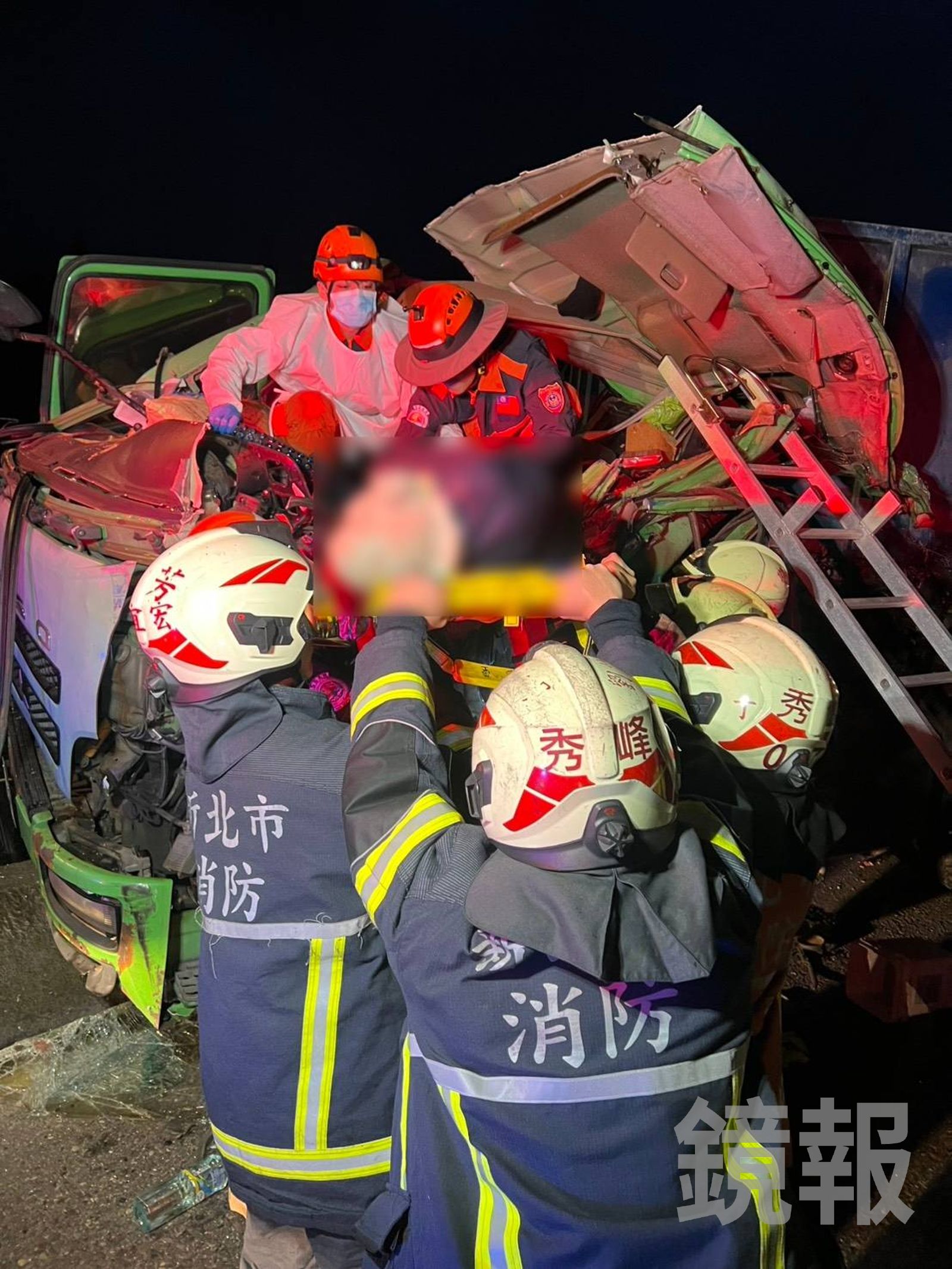 警消到場協助駕駛脫困。翻攝畫面