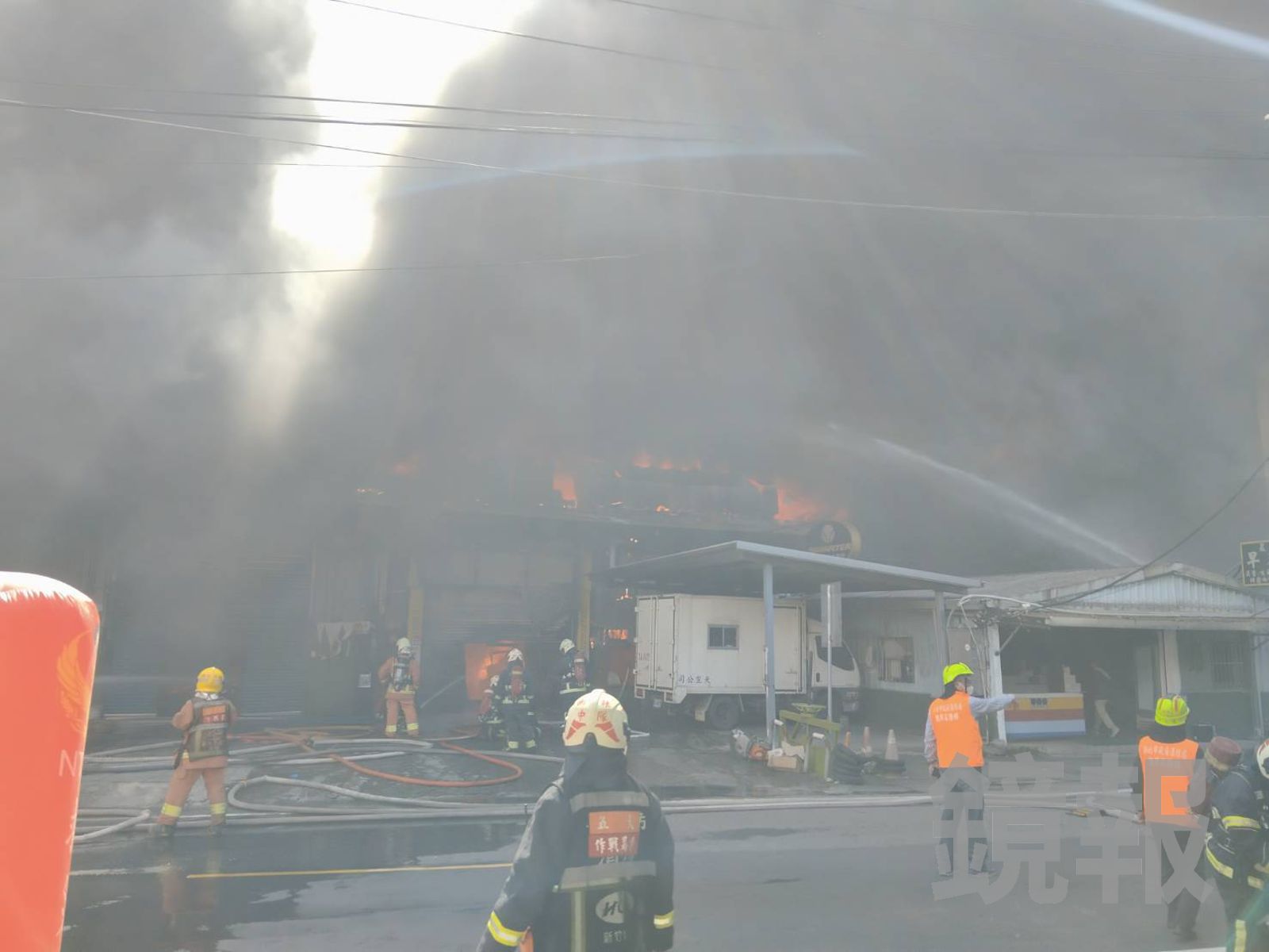 樹林工廠全面燃燒「烏雲罩頂」 消防局動員百人馳援國小師生急疏散