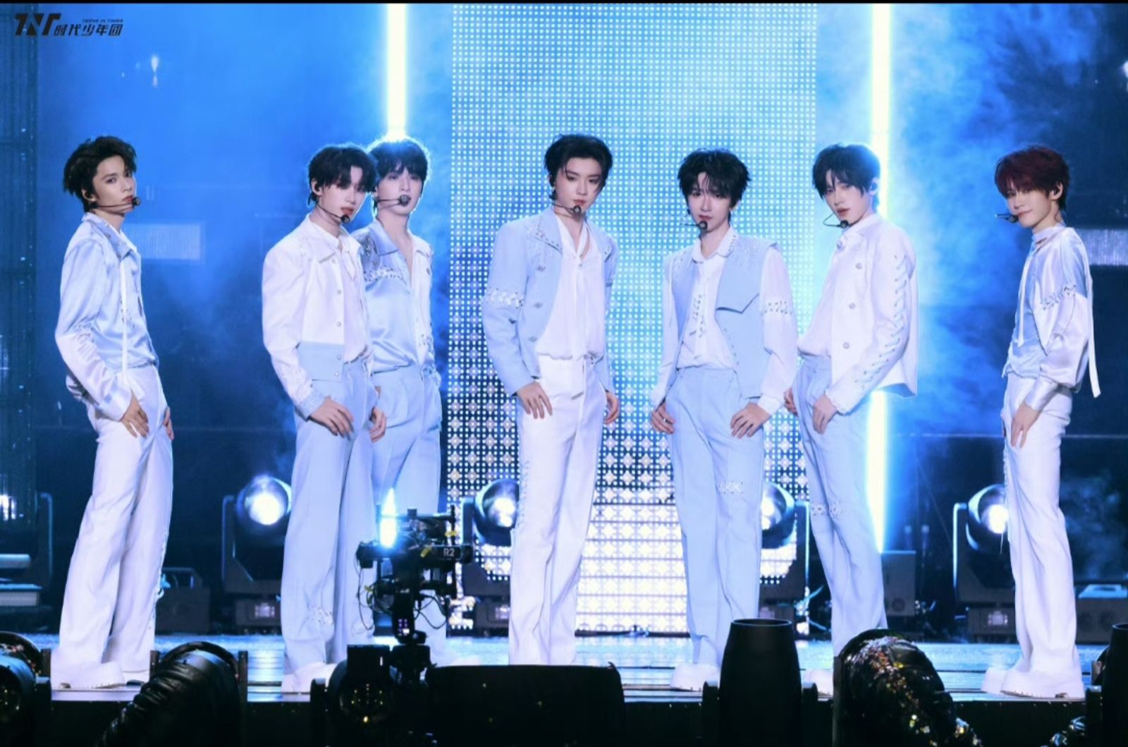 「時代少年團」登鳥巢500警力維安 歌迷自拍棒藏衛生棉亂象盡出