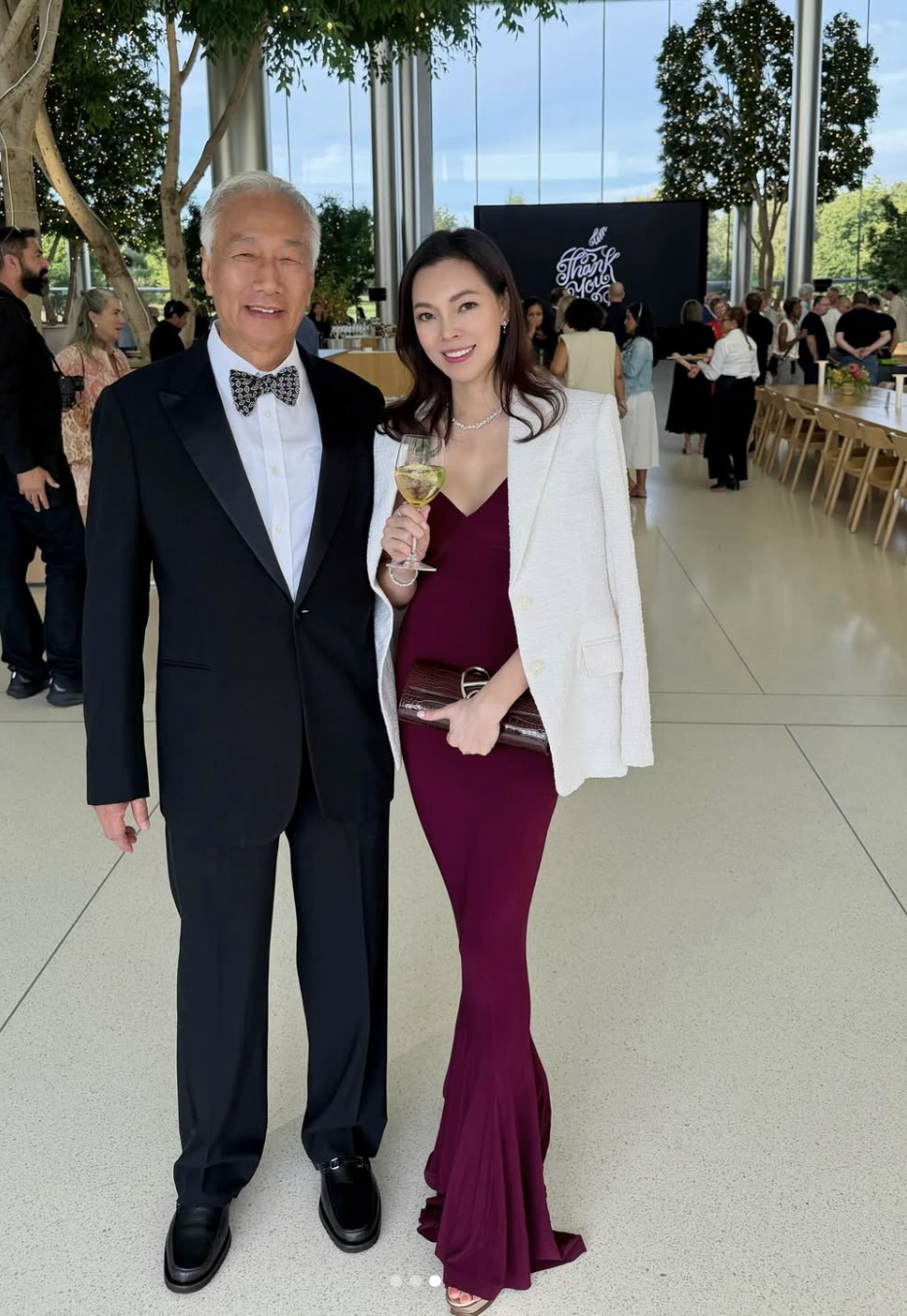 曾馨瑩(右)8月底分享與郭台銘合照。翻攝IG @hsin_ying_tseng