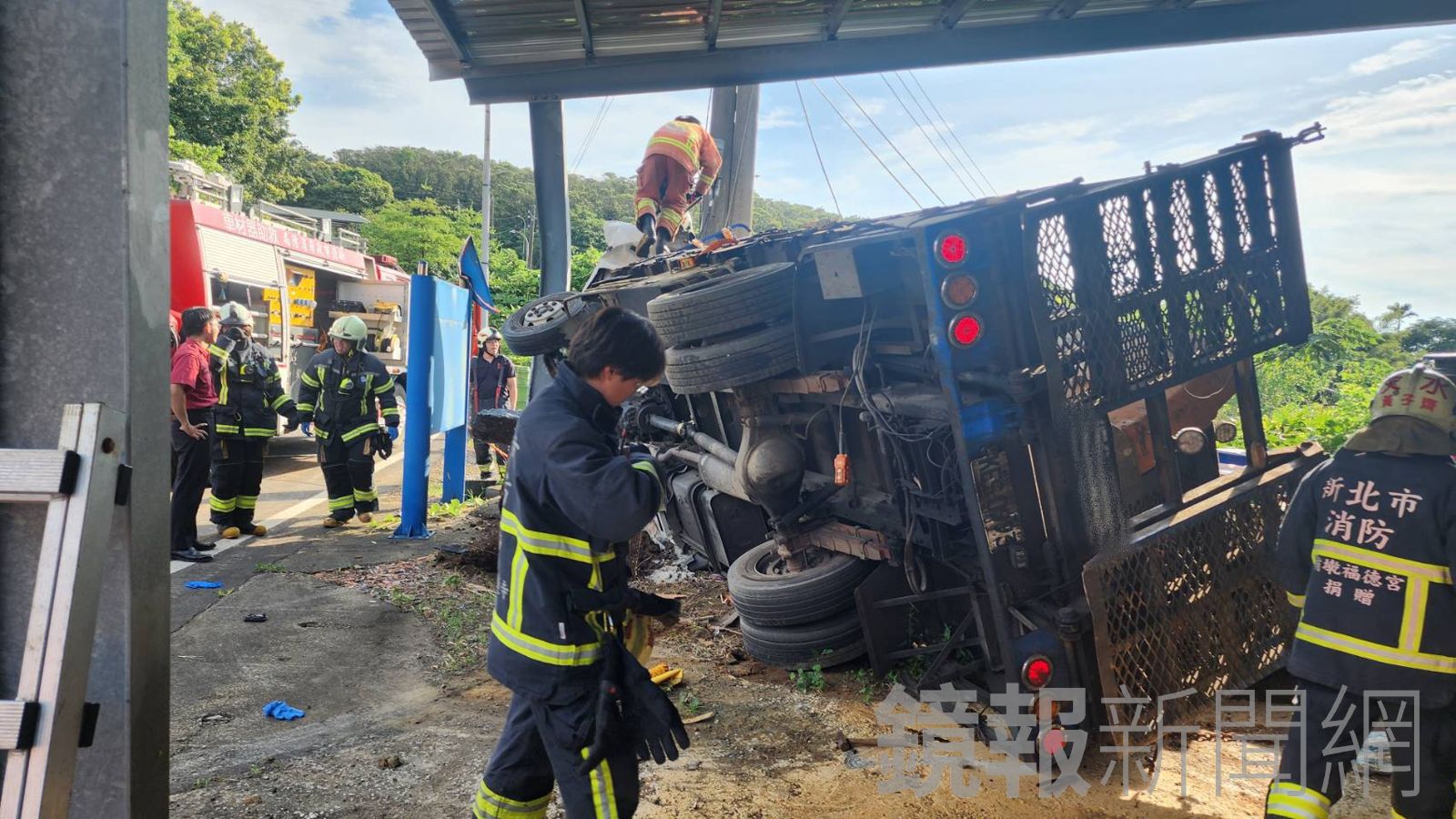 疑剎車失靈翻覆　拖板車駕駛一度受困