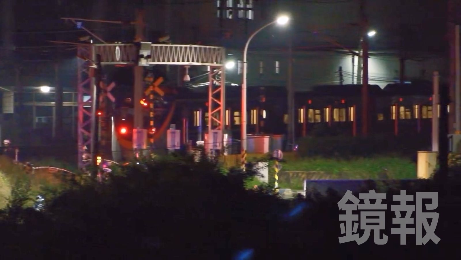高雄岡山隨路平交道7日發生行人遭自強號列車撞斃事故，台鐵安排區間車到場接駁乘客。圖／畫面授權threads yucyuan_220
