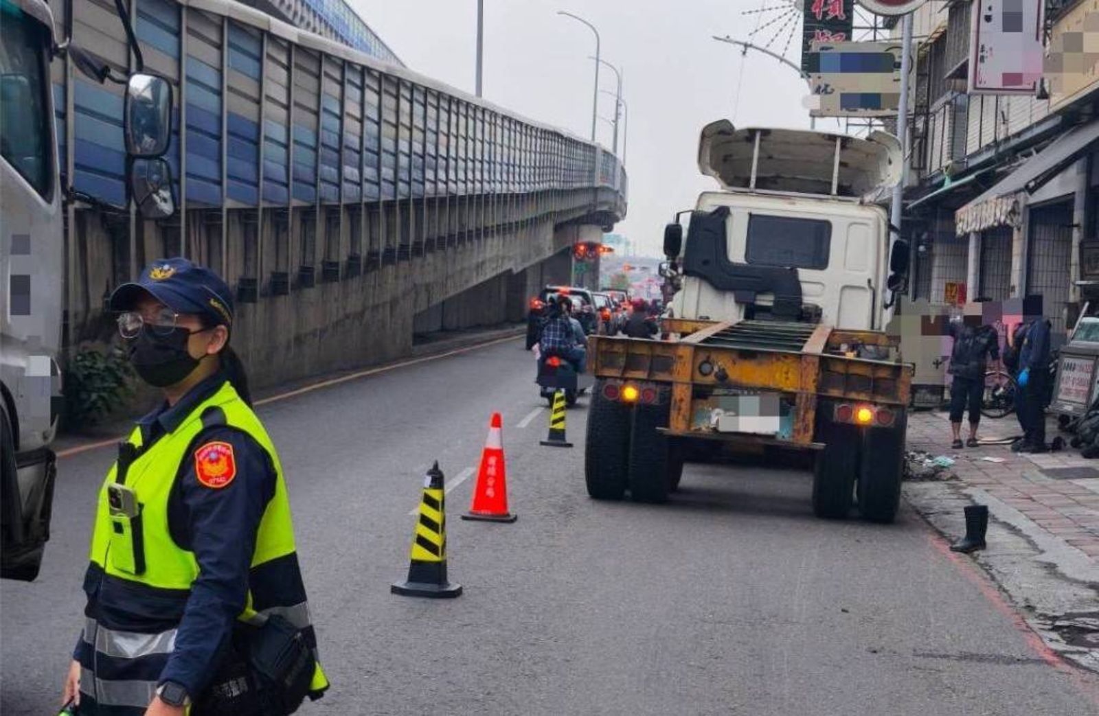 高雄前鎮驚悚車禍！行駛曳引車緊貼前方機車　下一秒女騎士捲入車底送醫不治