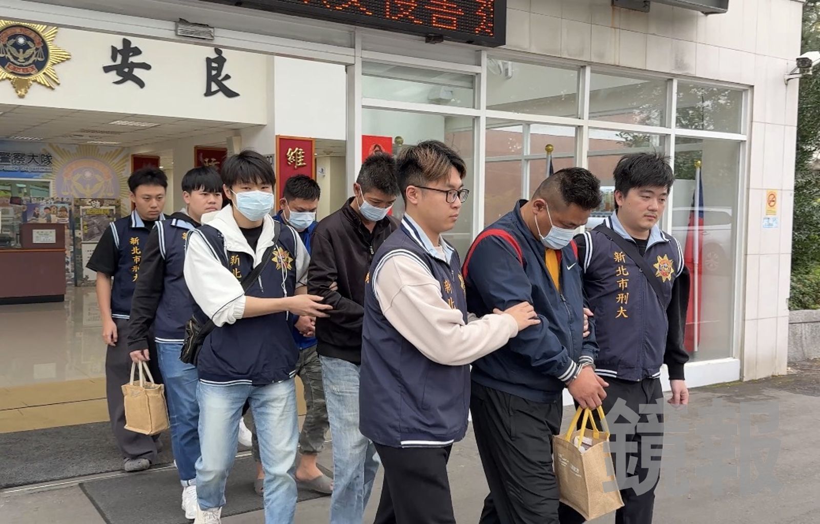 男一夥人被警方依毒品罪嫌移送。呂健豪攝