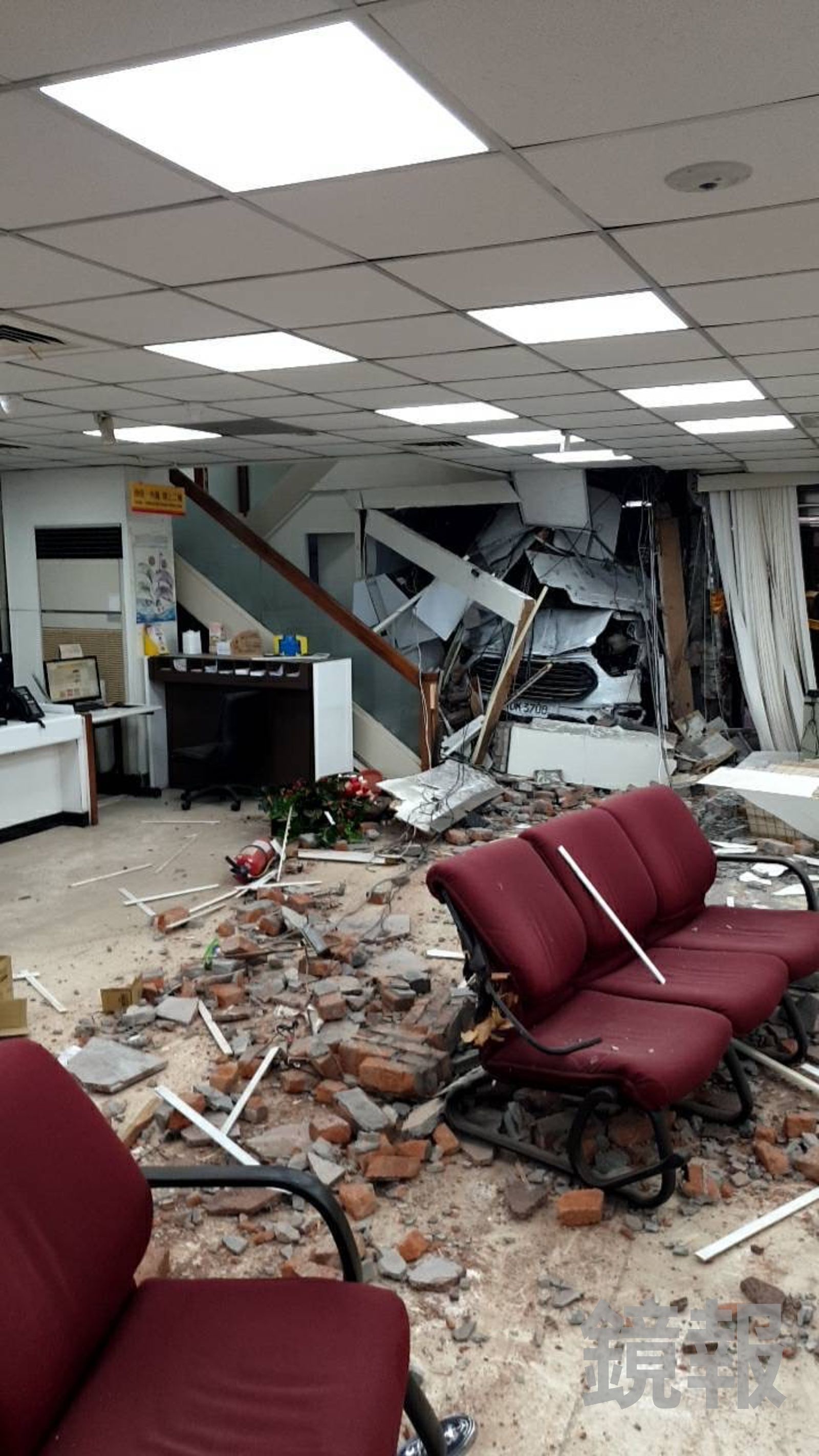 銀行玻璃全被撞碎。翻攝畫面