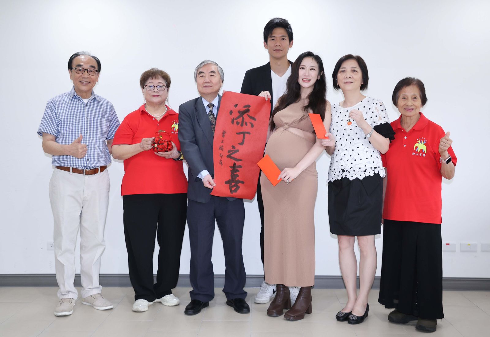 蔡允潔「4天後剖腹產」今現身挺公益　孕期「求愛」老公堅定拒絕