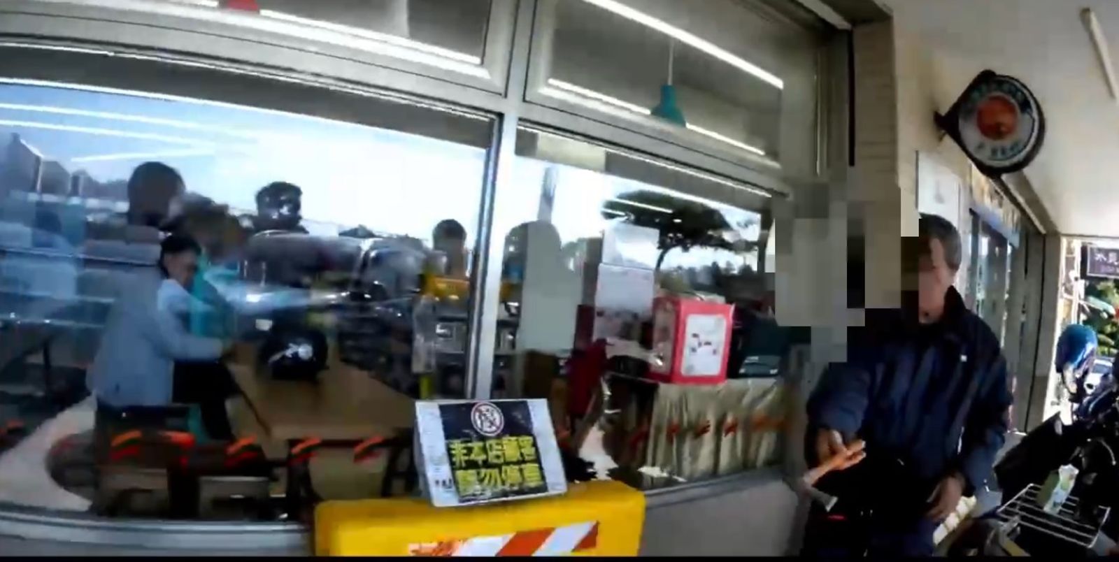 鬼殺隊4ni！淡水男對空狂揮斧頭　路人驚：跟鬼輸贏？