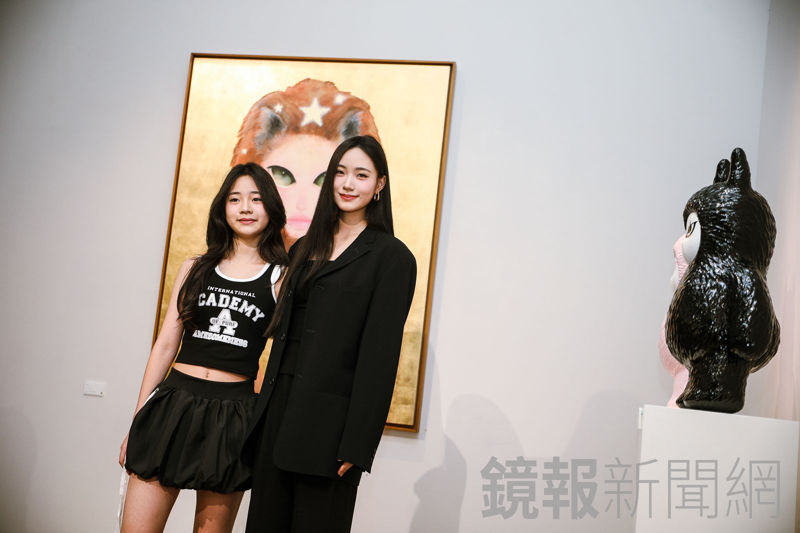 小S二女兒許韶恩（右）第一場個人創作展開幕記者會。鄒保祥攝