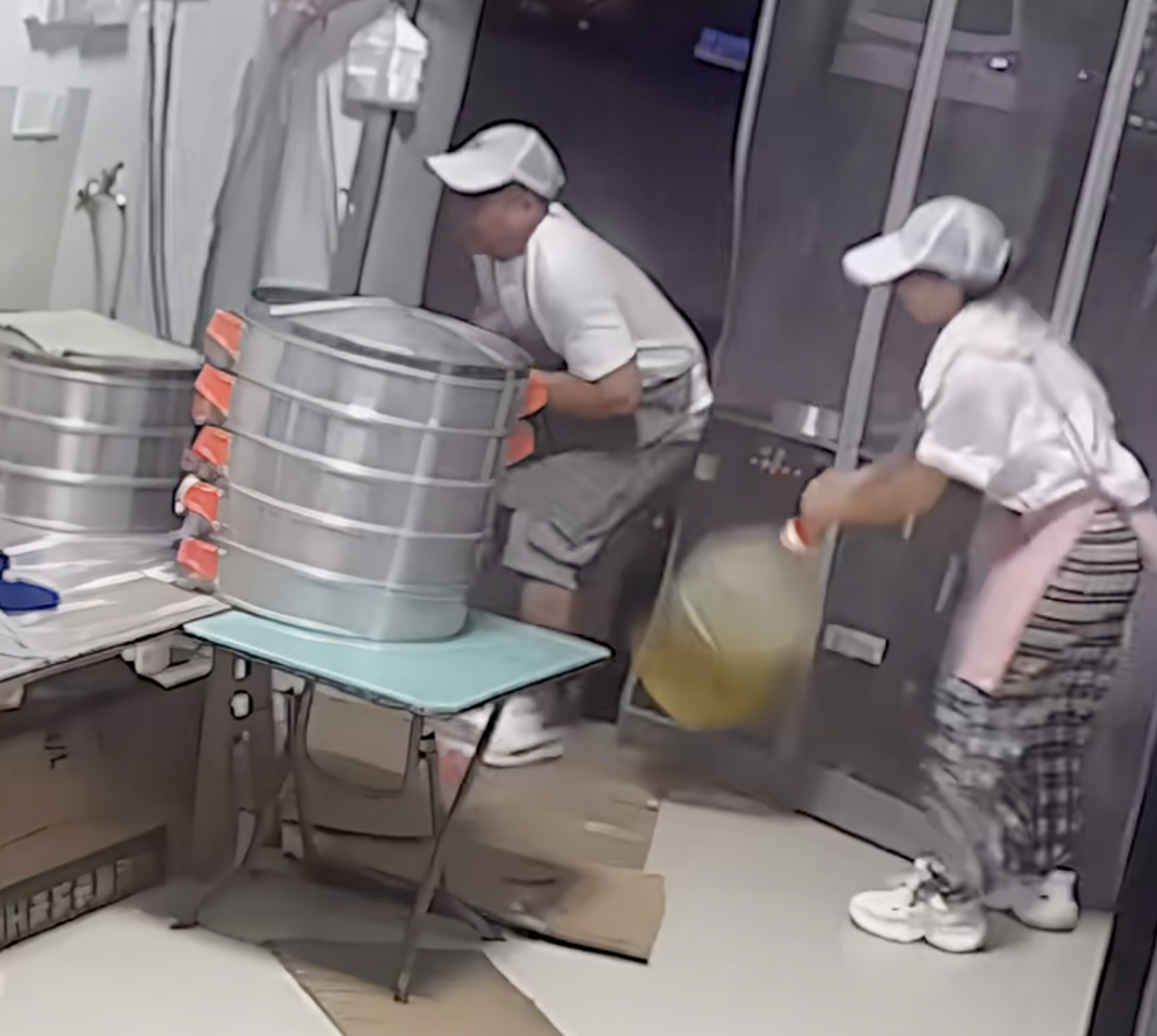 老闆娘機智拿起油桶往電線砸。圖／翻攝自微博／大象新聞