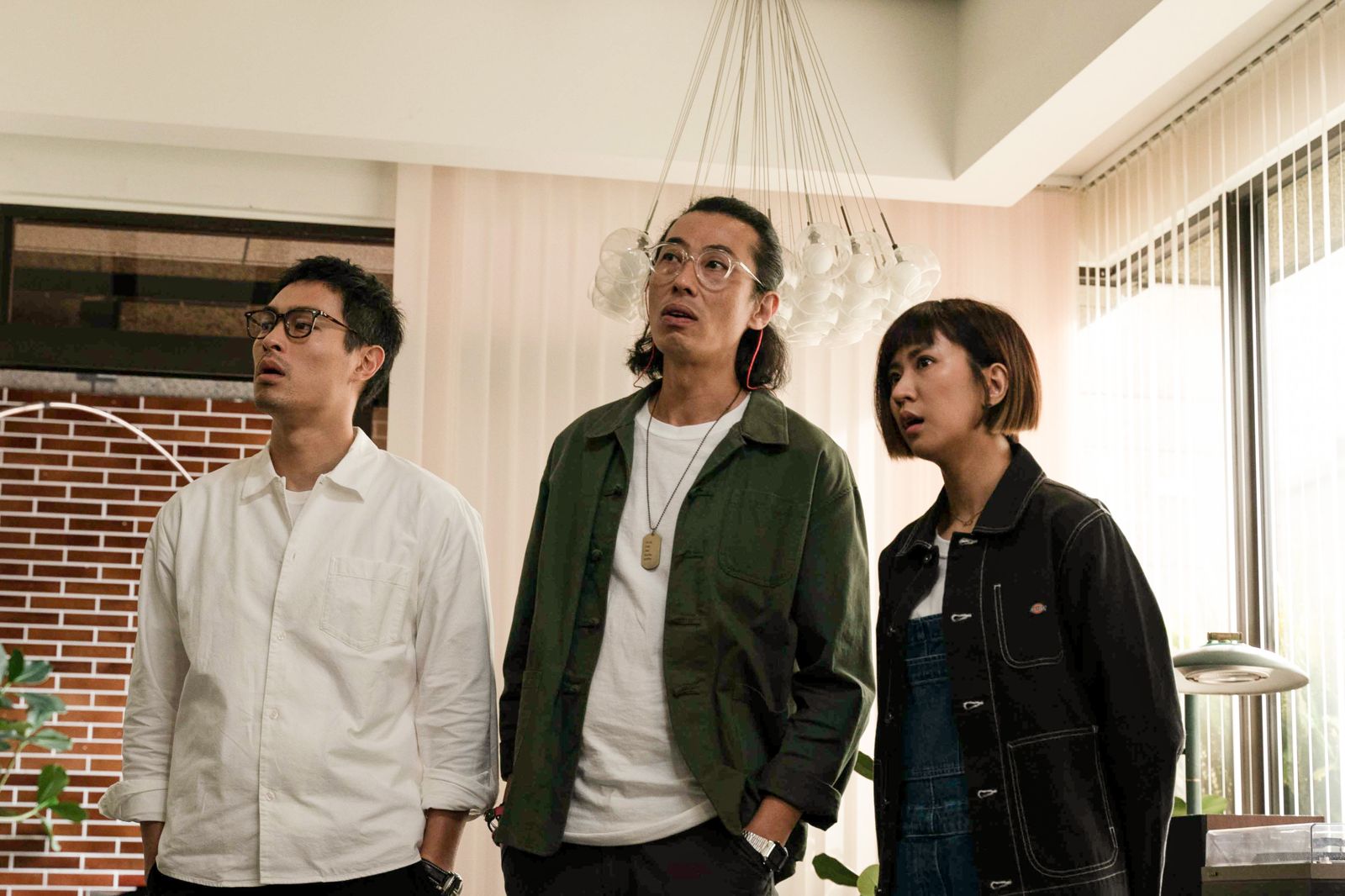 9m88(右起)、馬念先、楊祐寧演出音樂職人劇《接招吧!製作人》。壹壹影業提供
