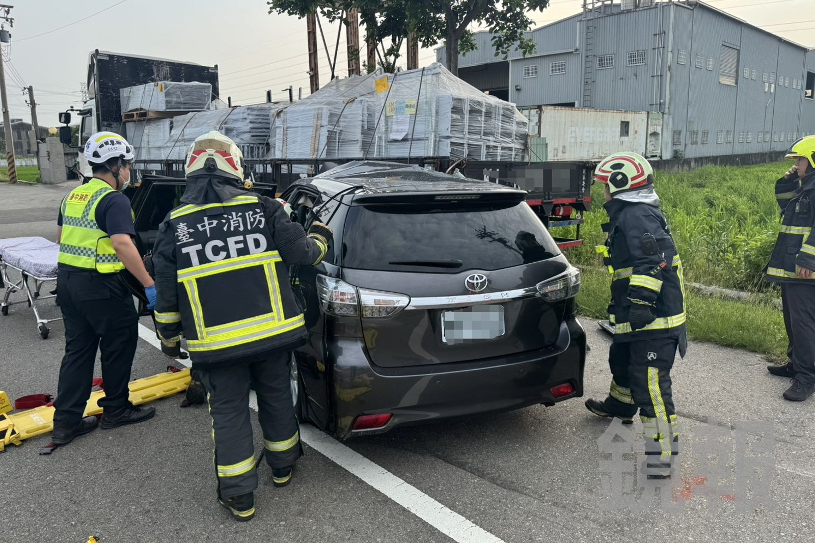 快訊／台中龍井重大車禍！自小客猛撞大貨車2人OHCA命危　消防破壞搶救急送醫