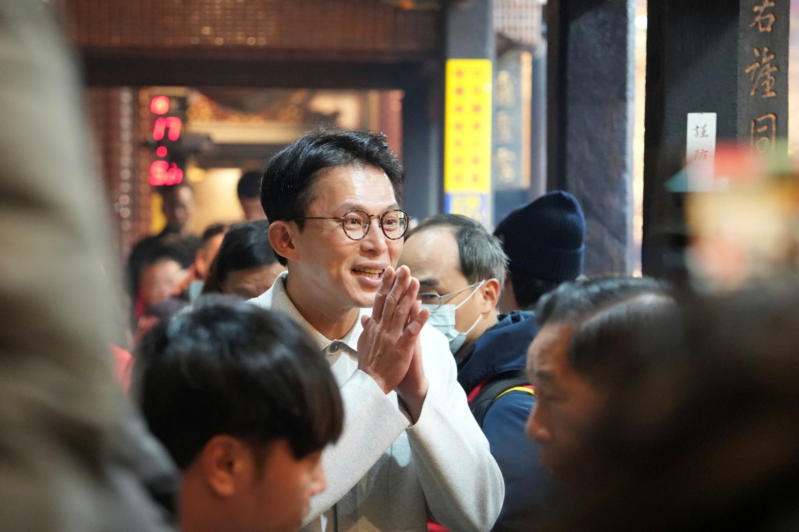 黃國昌宣布參選新北市長後「行程不順」！遭眾嗆臭俗辣　工作人員往嘴塞糖被打飛
