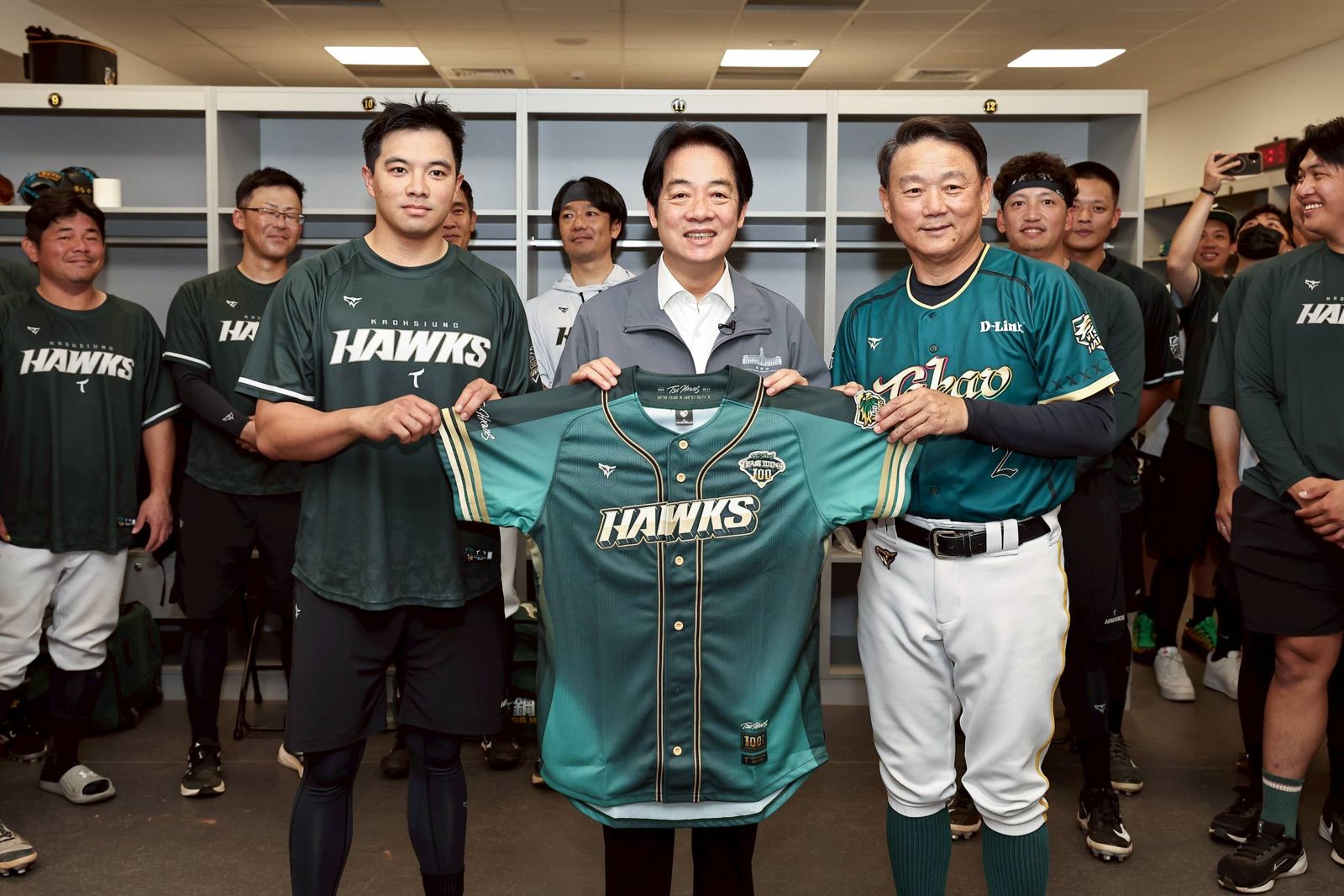 亞太球場首戰登場!賴清德現身台鋼雄鷹休息室 還與「明星臉」教練同框