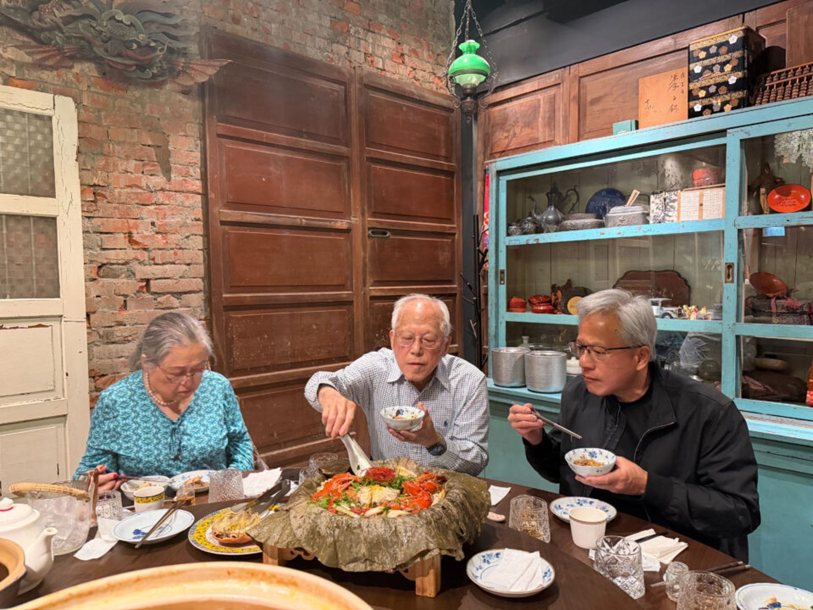 黃仁勳與父母聚餐大吃紅蟳米糕。（圖／下載自輝達官方部落格）