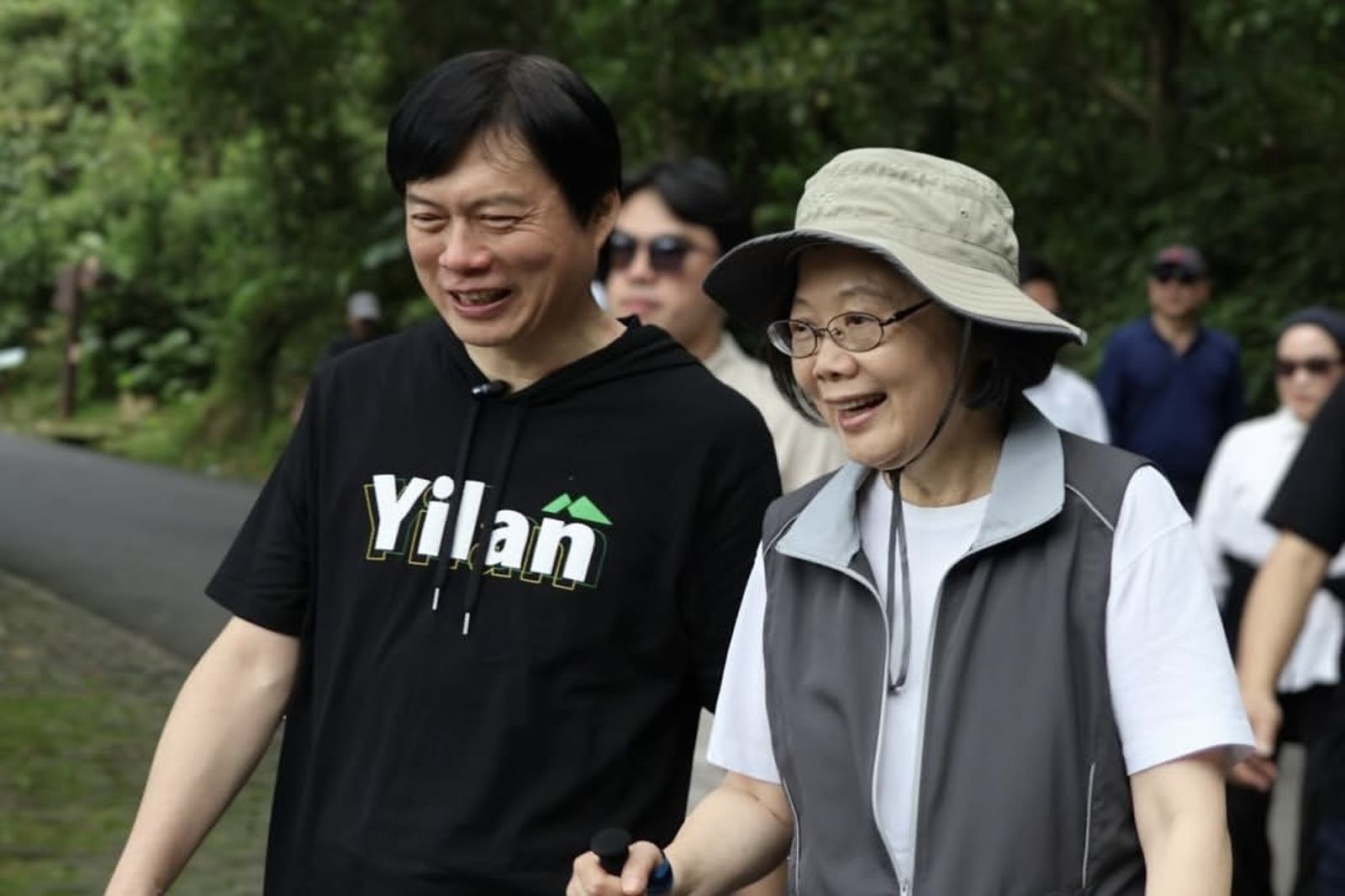 偕57歲林國漳爬山拉票　蔡英文認證體力「比39歲童子瑋好」：至少不會喘