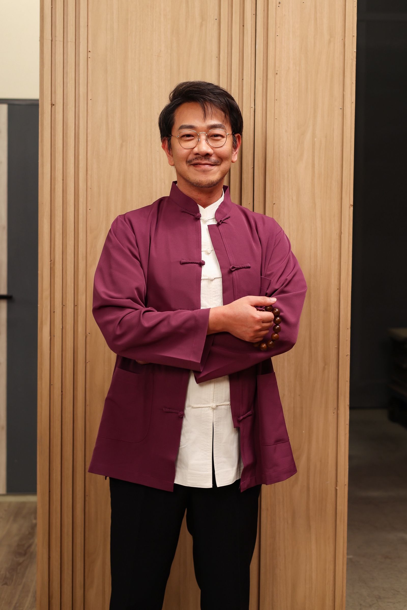 江俊翰正式加入民視八點檔《豆腐媽媽》,睽違一年半重返戲劇圈,挑戰層次複雜的「議長」角色。民視提供