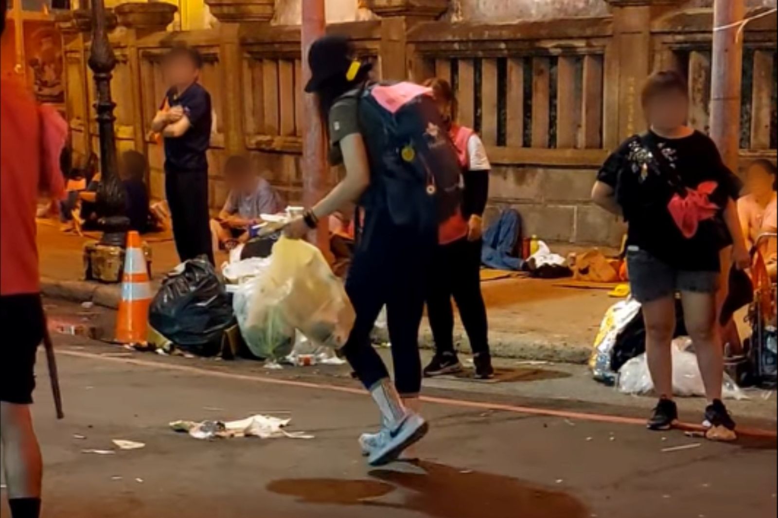 「粉紅超跑」暖心一幕!長髮妹子「沿途撿垃圾」成最美畫面