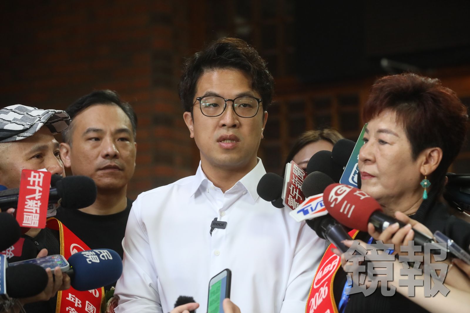 民進黨台北市長參選人沈伯洋聽到最新民調領先對手蔣萬安17個百分點,臉上表情並無明顯變化。攝影林煒凱