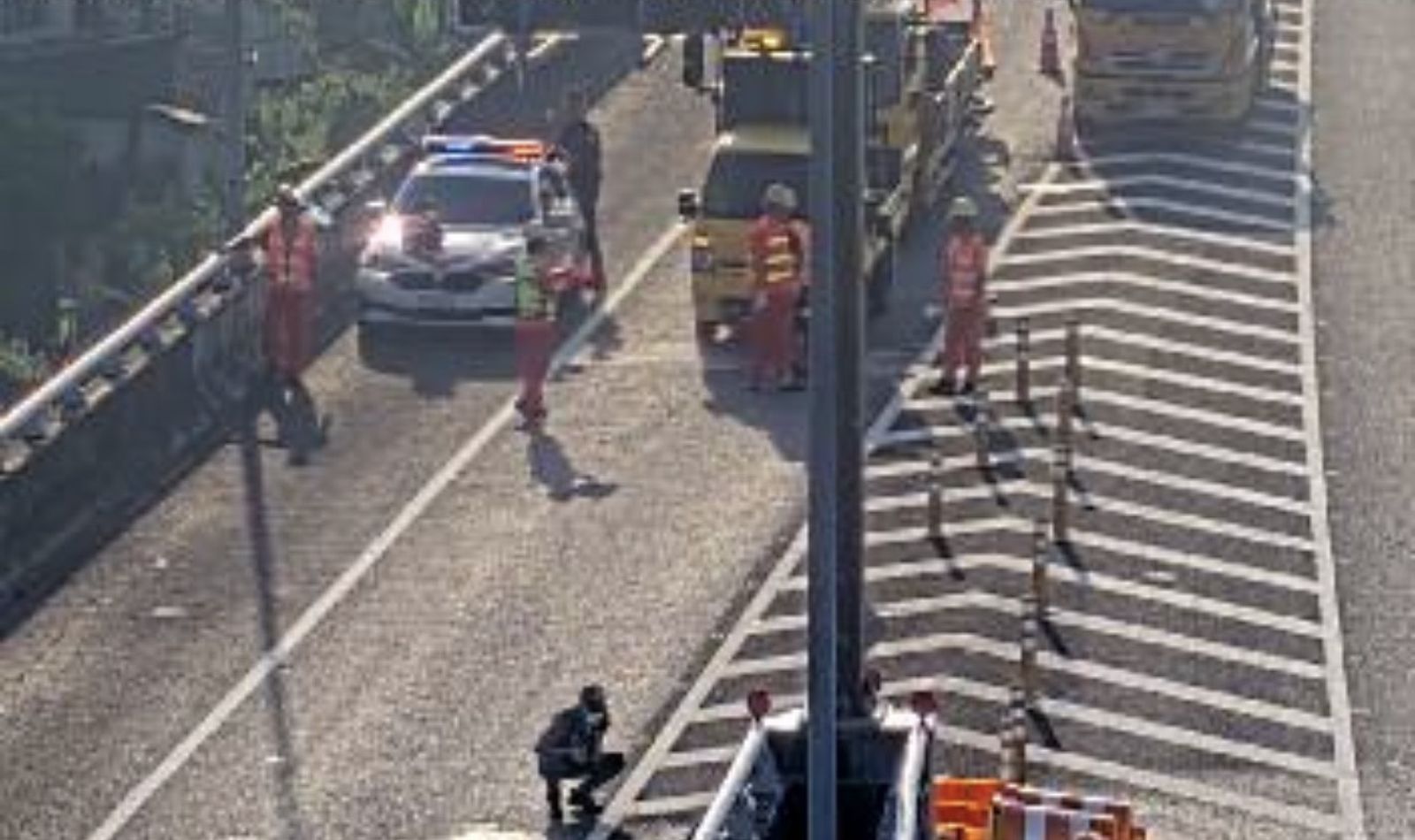 警方封鎖匝道事故現場進行調查採證。圖/翻攝國道即時路況