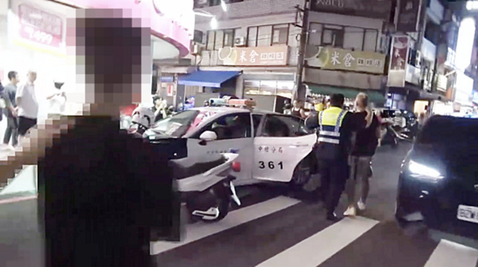 討債網紅鍾小鍾昨日又去章魚燒攤,結果直接被警方逮捕送辦。翻攝畫面