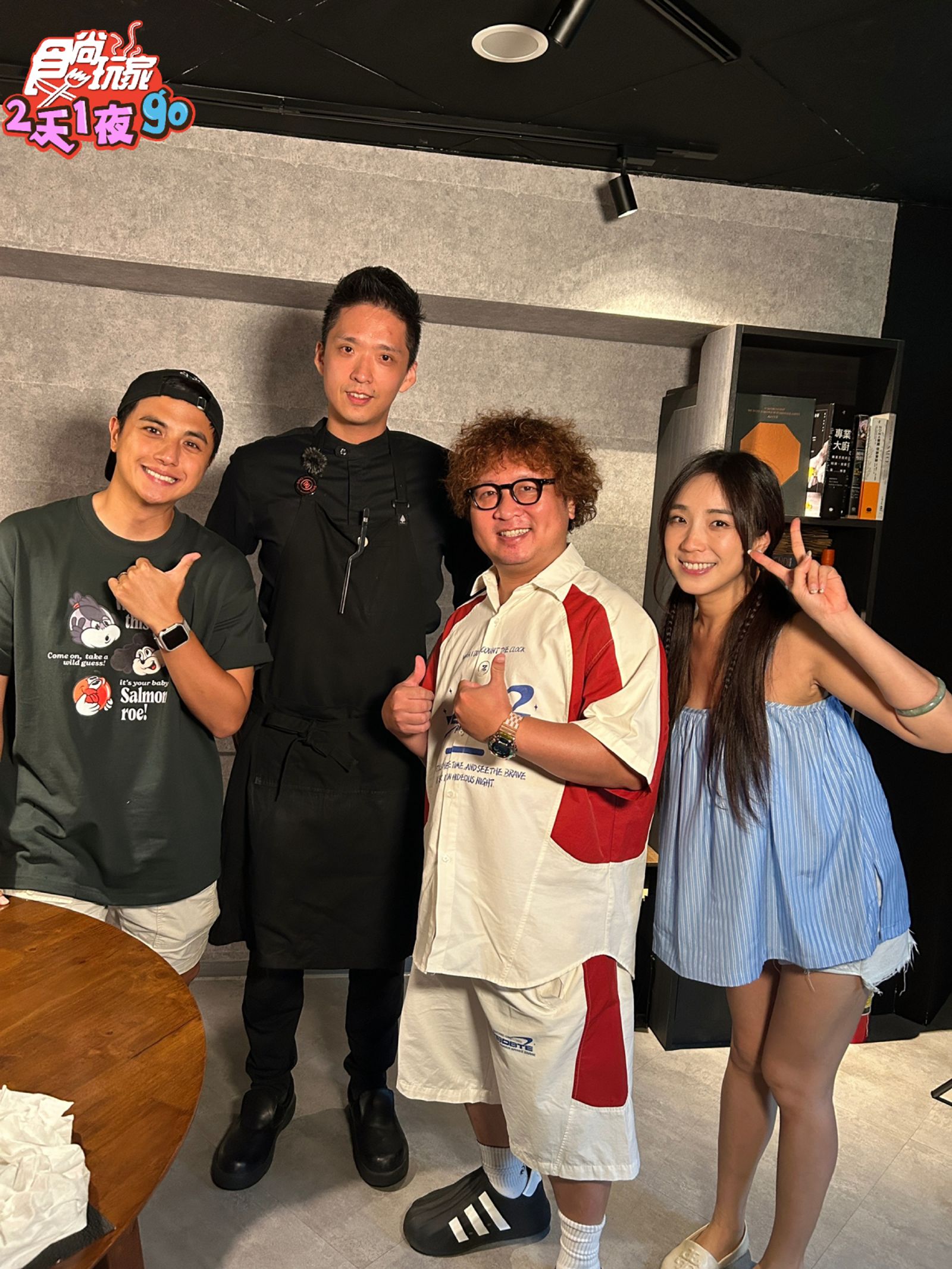 曾子余（左起）對美食的認識，讓法式主廚讚不絕口。TVBS提供