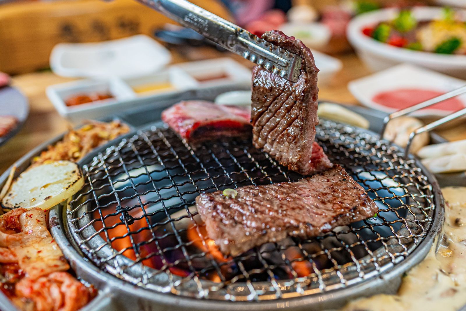 兒子揪同學到家烤肉!國三生到場「1行為」讓家長超感動 5萬人狂讚:有教養