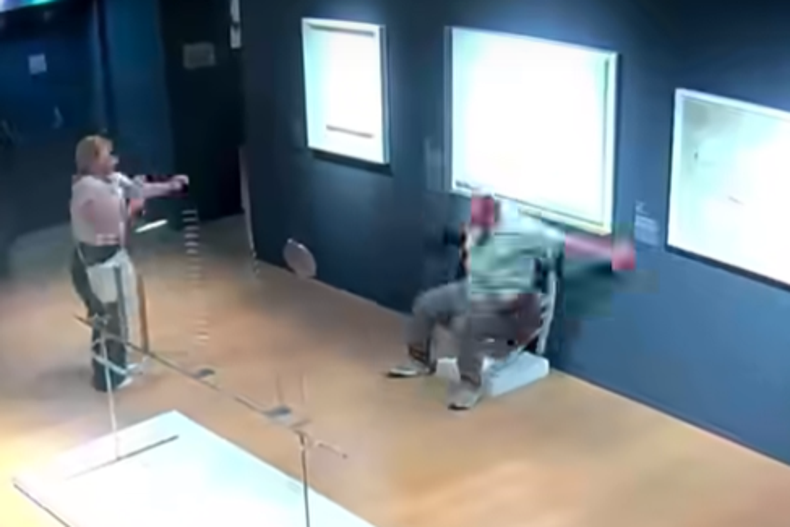 遊客為拍照...坐垮數百顆水晶打造「梵谷椅」　急逃畫面曝光