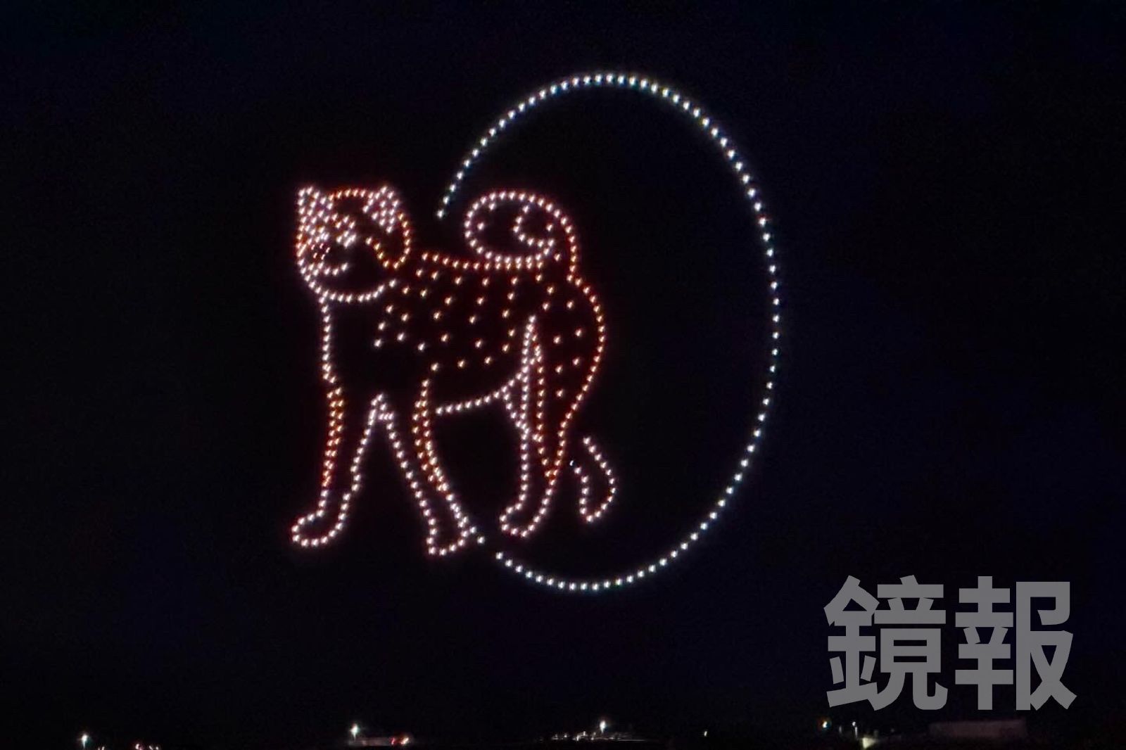 無人機排出秋天犬、生剝鬼等代表秋田的圖樣。