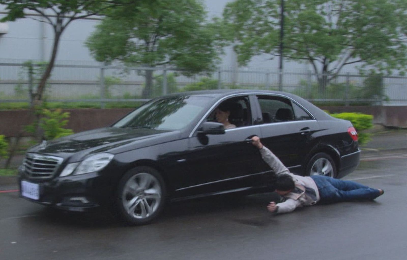 有夠慘!劉至翰遭掛車窗拖行 自嘲根本拍《不可能的任務》